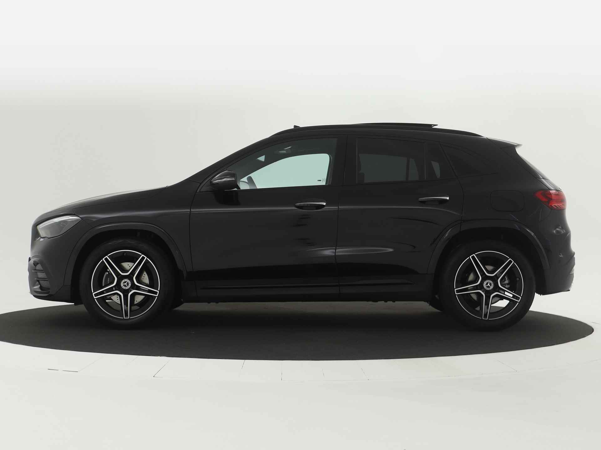 Mercedes-Benz GLA 180 Star Edition AMG Line | Nightpakket | Parkeerpakket met achteruitrijcamera | Keyless-Go comfortpakket | USB-pakket plus | Dodehoekassistent | GUARD 360 ° Vehicle protection Plus | - 5/41