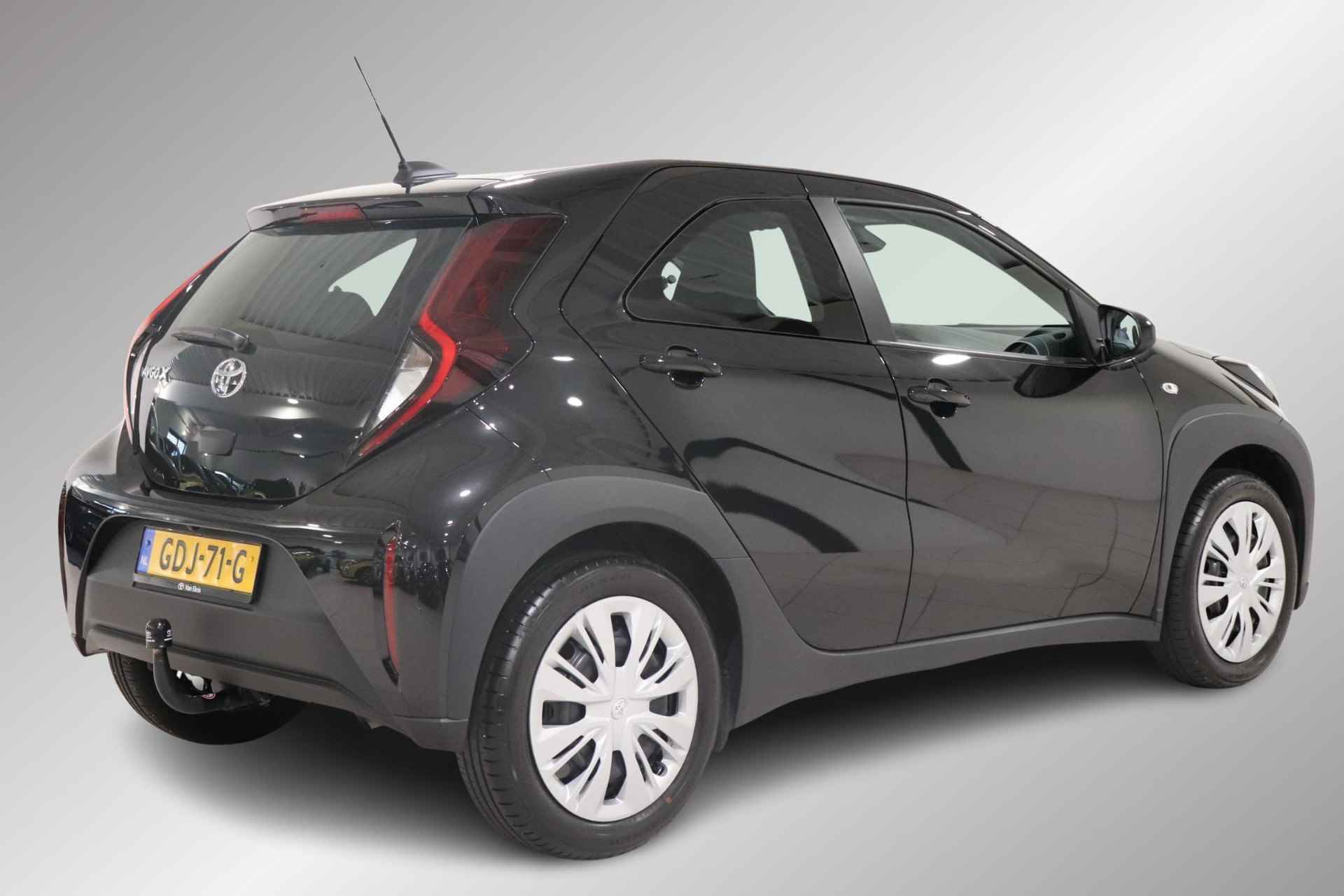 Toyota Aygo X 1.0 VVT-i MT play, Trekhaak, Airco, Parkeercamera, Apple Carplay/Android Auto, 1e Eigenaar! - 2/30