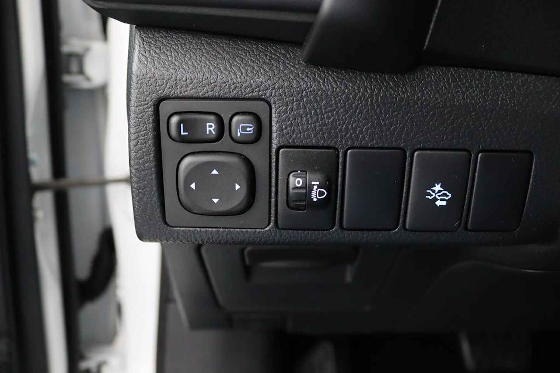 Toyota Auris 1.8 Hybrid Dynamic Ultimate | Stoelverwarming | Achteruitrijcamera | DAB | - 26/46