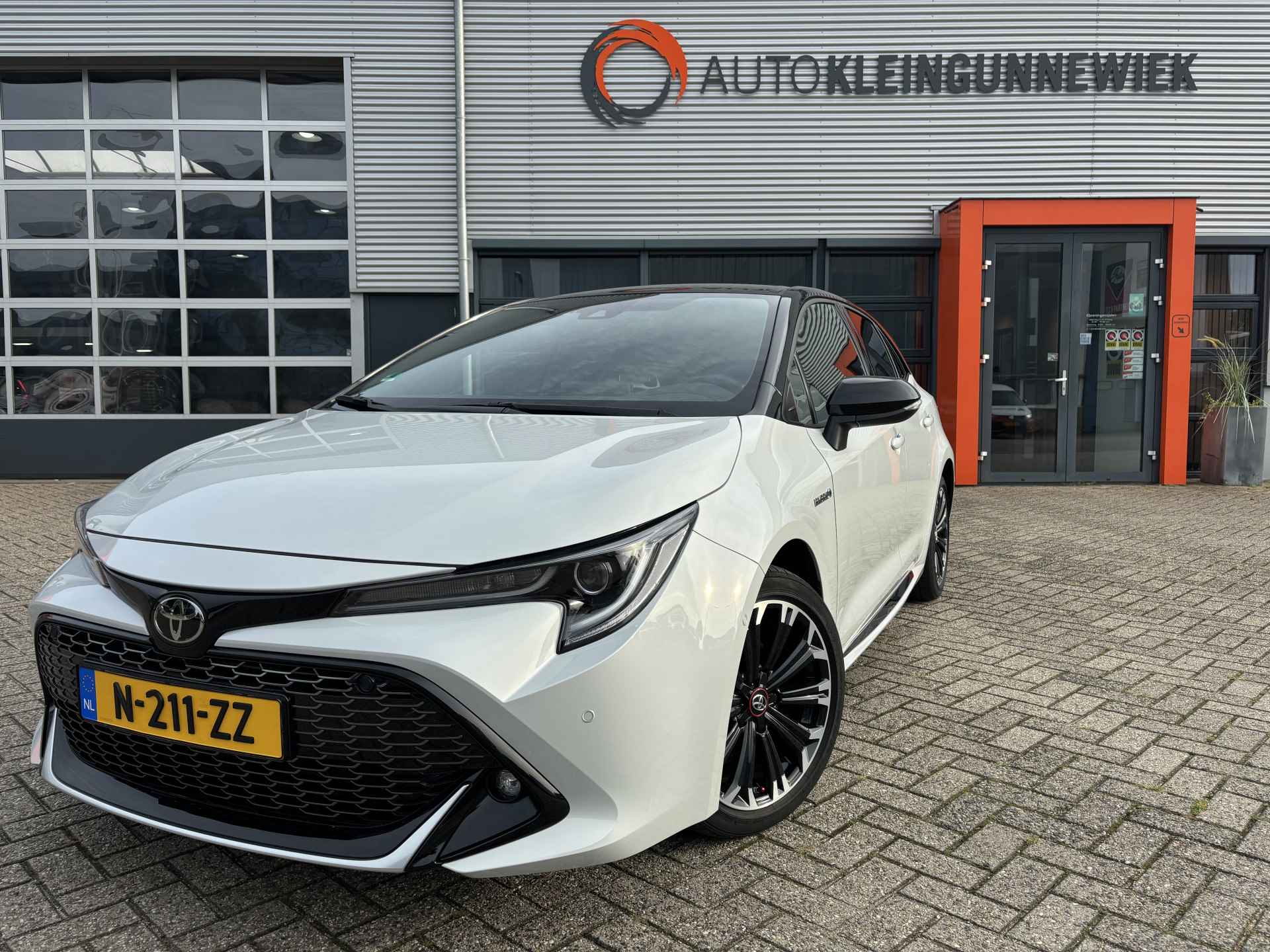 Toyota Corolla 1.8 Hybrid GR-Sport NL-Auto / Apple/Android Carplay / Draadloze telefoonlader / Keyless / Camera / Led Koplampen / Parkeersensor - 1/25