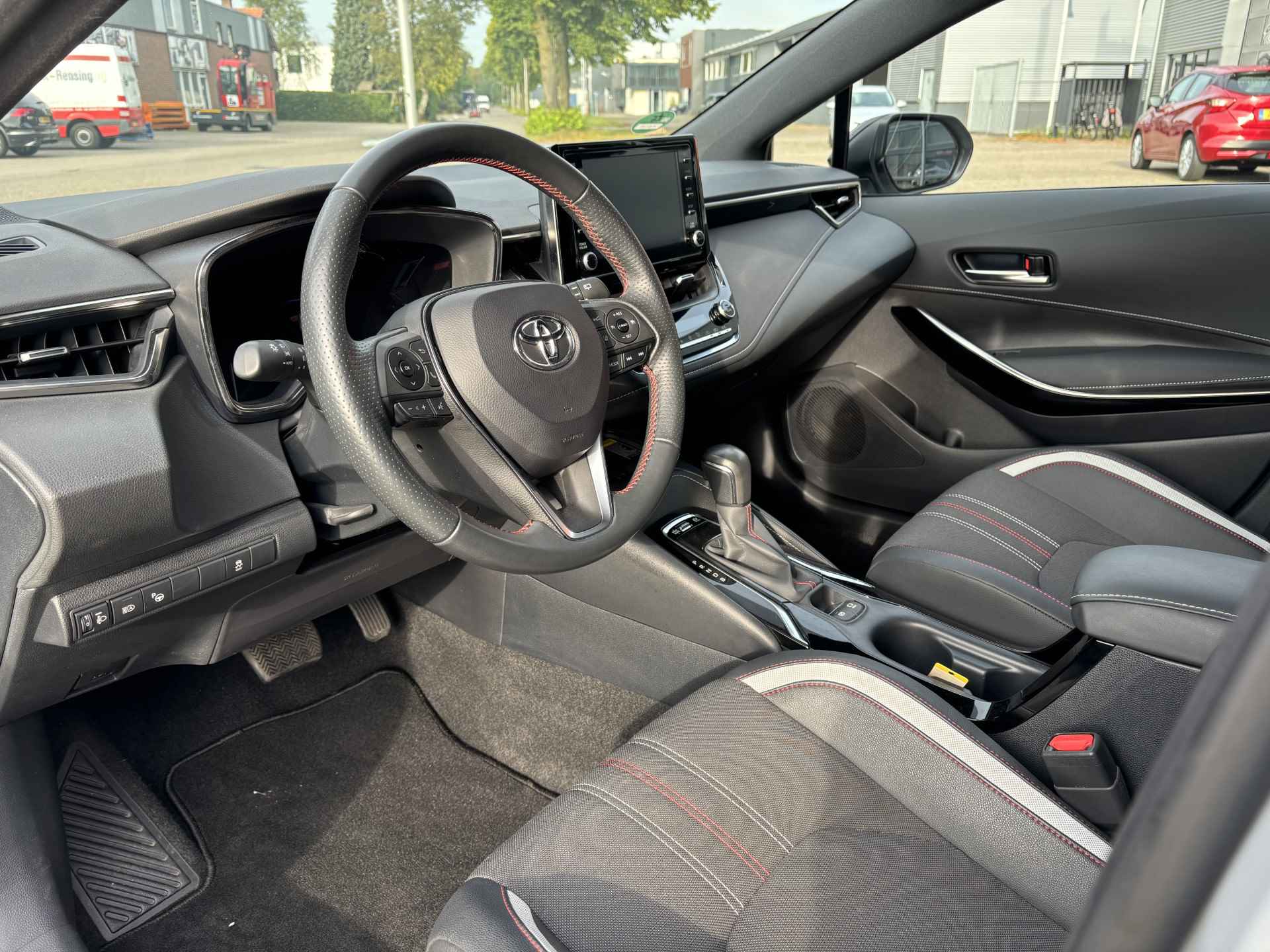 Toyota Corolla 1.8 Hybrid GR-Sport NL-Auto / Apple/Android Carplay / Draadloze telefoonlader / Keyless / Camera / Led Koplampen / Parkeersensor - 15/25