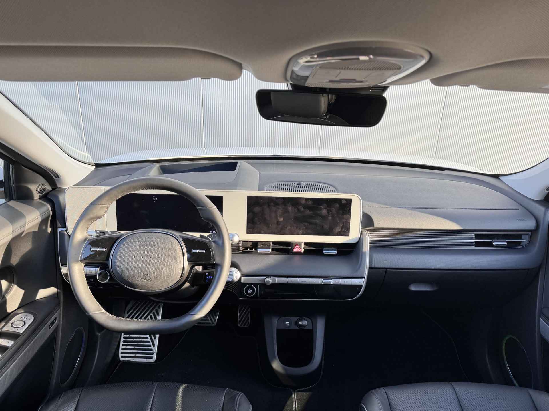 Hyundai IONIQ 5 Lounge 73kWh /Lederen bekleding /Navigatiesysteem full map /Voorstoelen verwarmd en geventileerd /Apple Carplay-Android Auto /Climate control / - 2/36