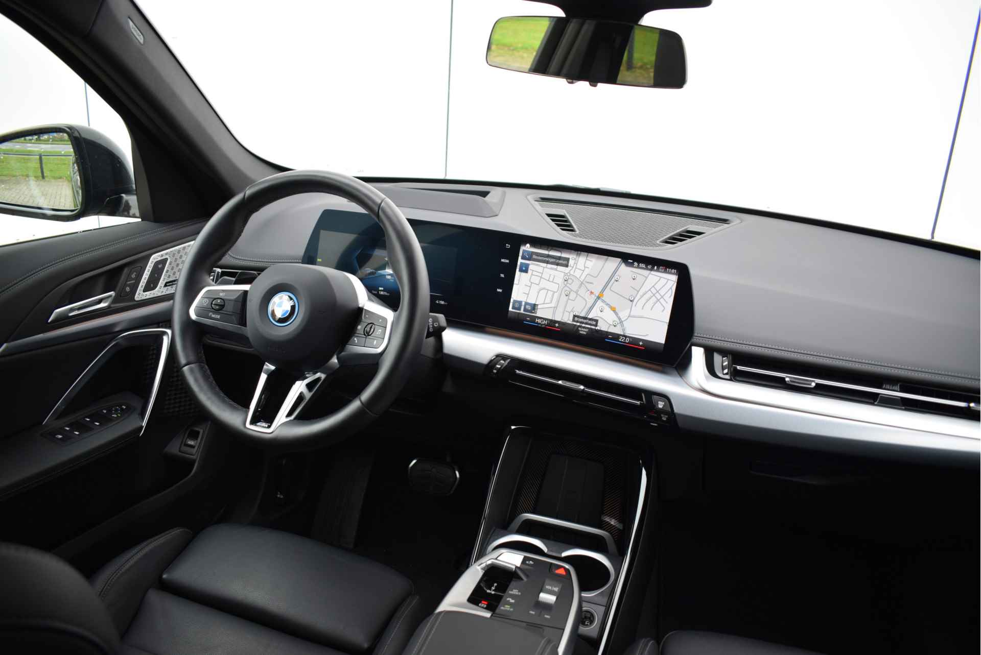 BMW iX1 xDrive30 High Executive M Sport / Panoramadak / Trekhaak / Sportstoelen / Adaptief M Onderstel / Adaptieve LED / Parking Assistant Plus / Comfort Access - 15/17