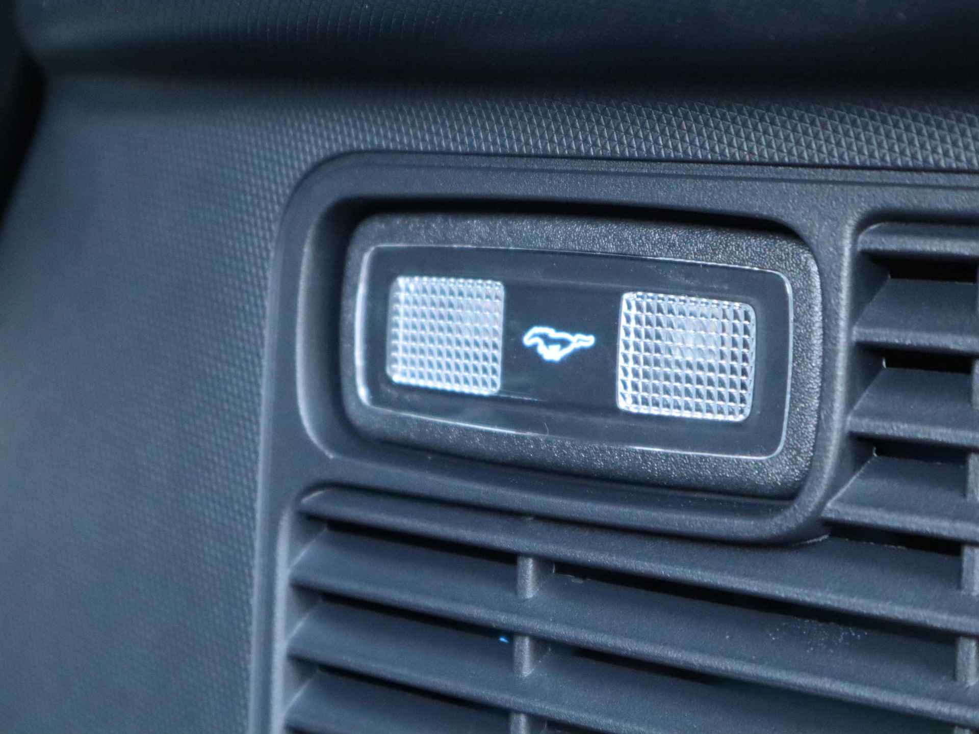 Ford Mustang Mach-E 98kWh AWD Premium | 19" Lichtmetalen velgen | B&O Premium Audio | Led verlichting | 360° Camera | Dodehoek detectie | Panorama dak | Lederen bekleding | El. verstelbare voorstoelen | - 26/58