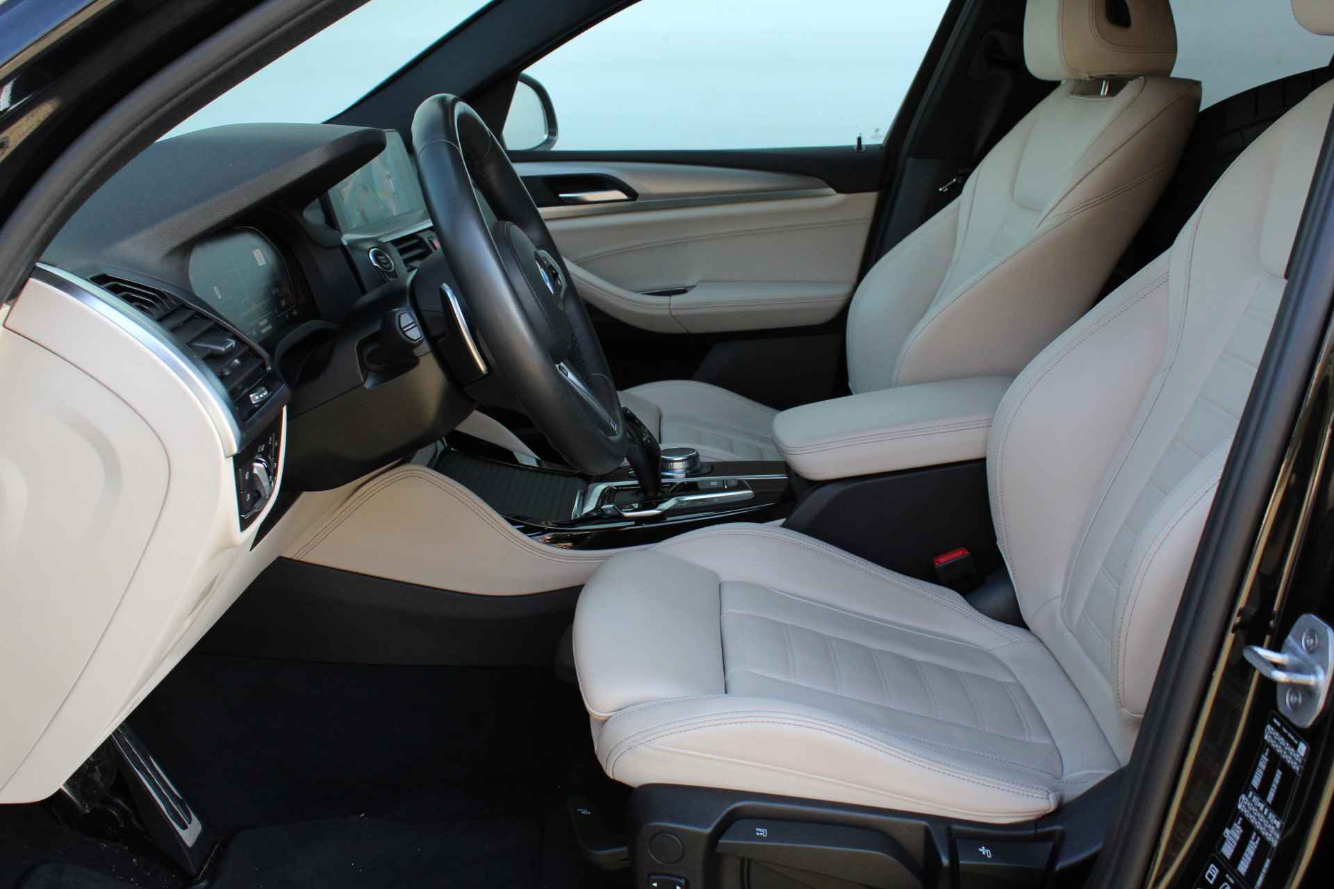 BMW X4 xDrive20i High Executive M Sport Automaat / Panoramadak / Sportstoelen / Adaptieve LED / Parking Assistant Plus / Comfort Access / Live Cockpit Professional - 12/28
