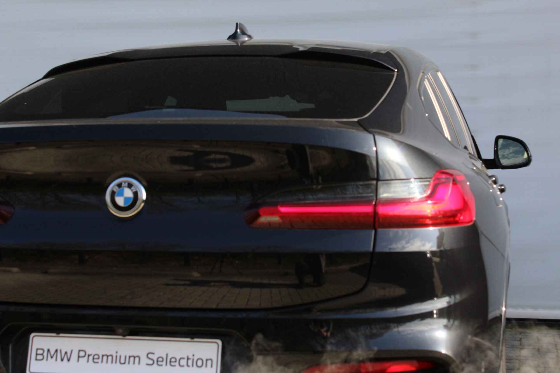 BMW X4 xDrive20i High Executive M Sport Automaat / Panoramadak / Sportstoelen / Adaptieve LED / Parking Assistant Plus / Comfort Access / Live Cockpit Professional - 17/28