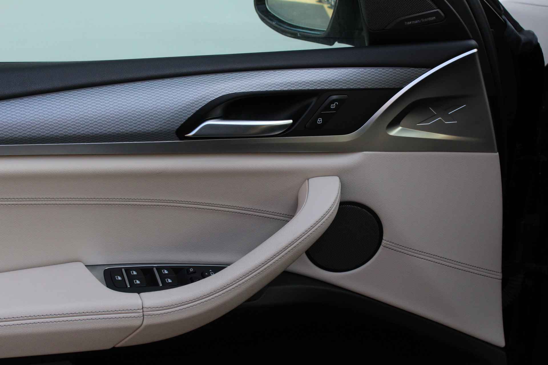 BMW X4 xDrive20i High Executive M Sport Automaat / Panoramadak / Sportstoelen / Adaptieve LED / Parking Assistant Plus / Comfort Access / Live Cockpit Professional - 18/28