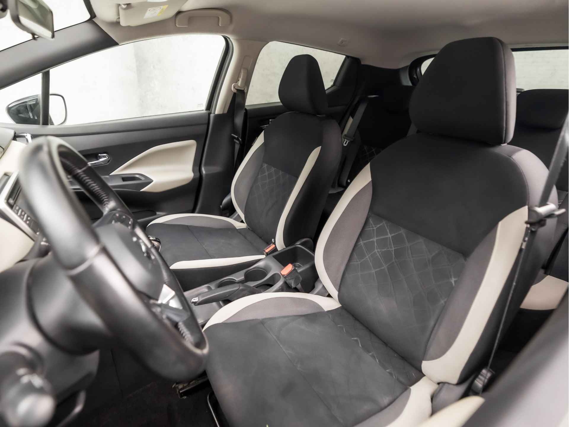 Nissan Micra 0.9 IG-T N-Connecta (NAVIGATIE, CLIMATE, GETINT GLAS, SPORTSTOELEN, CRUISE, KEYLESS, NIEUWE APK, NIEUWSTAAT) - 13/32