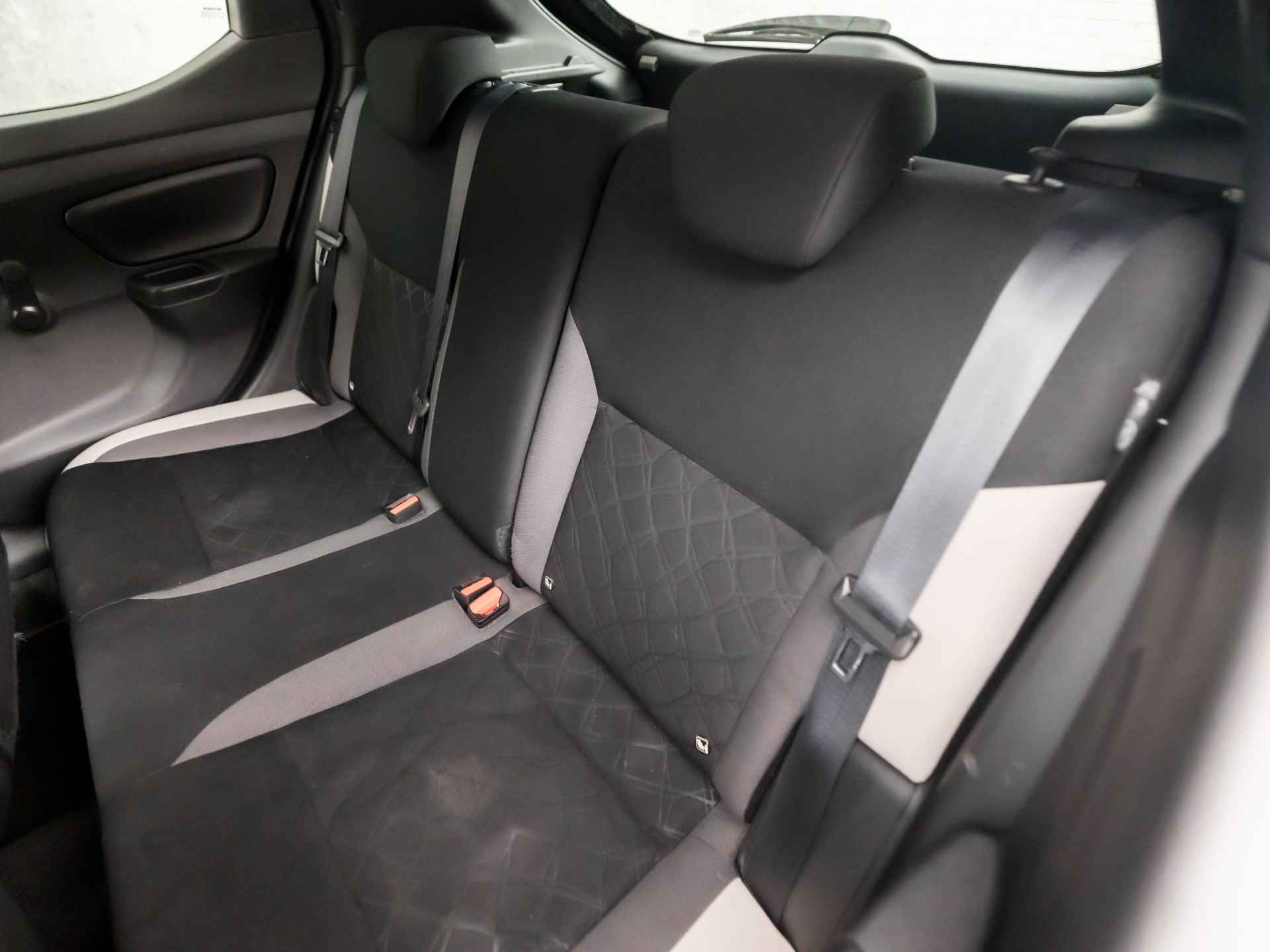 Nissan Micra 0.9 IG-T N-Connecta (NAVIGATIE, CLIMATE, GETINT GLAS, SPORTSTOELEN, CRUISE, KEYLESS, NIEUWE APK, NIEUWSTAAT) - 14/32