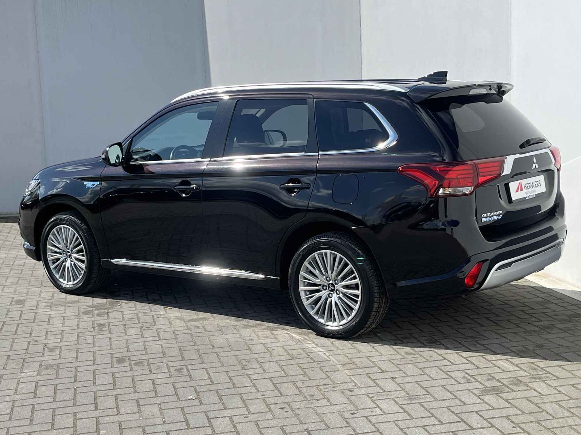 Mitsubishi Outlander 2.4 PHEV Automaat Intense / Plug-in / 1500kg Trekgewicht / Keyless / Navigatie / Alcantara/lederen bekleding / Achteruitrijcamera - 20/51