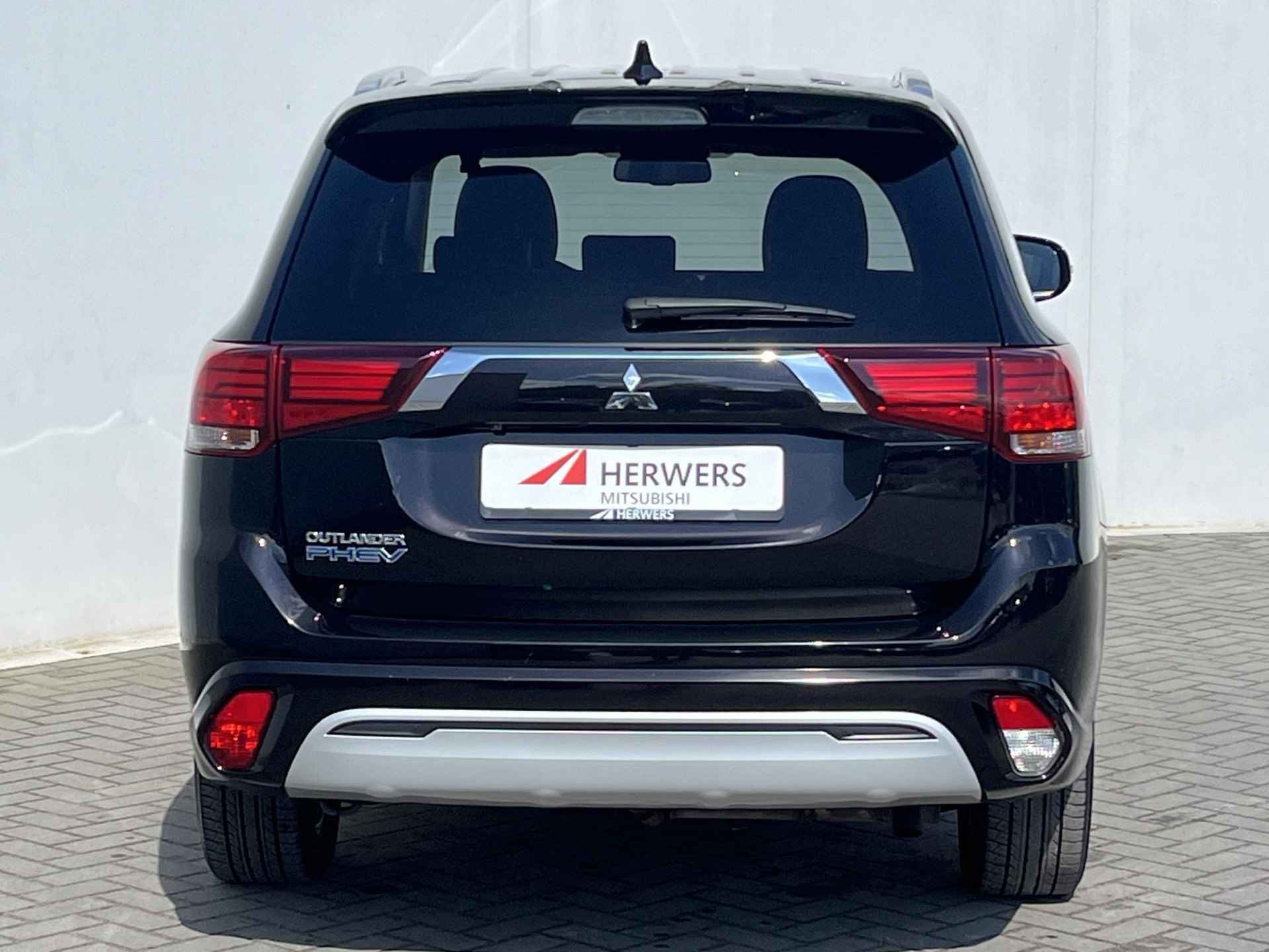 Mitsubishi Outlander 2.4 PHEV Automaat Intense / Plug-in / 1500kg Trekgewicht / Keyless / Navigatie / Alcantara/lederen bekleding / Achteruitrijcamera - 24/51