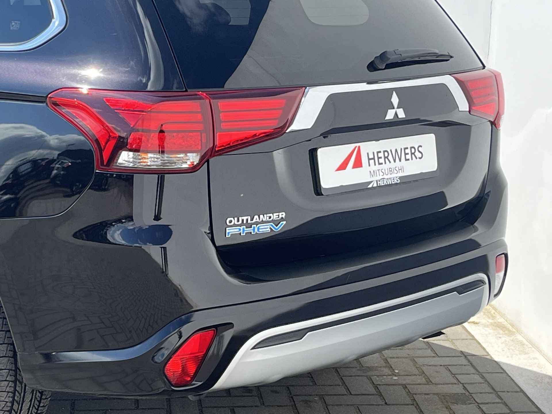 Mitsubishi Outlander 2.4 PHEV Automaat Intense / Plug-in / 1500kg Trekgewicht / Keyless / Navigatie / Alcantara/lederen bekleding / Achteruitrijcamera - 38/51