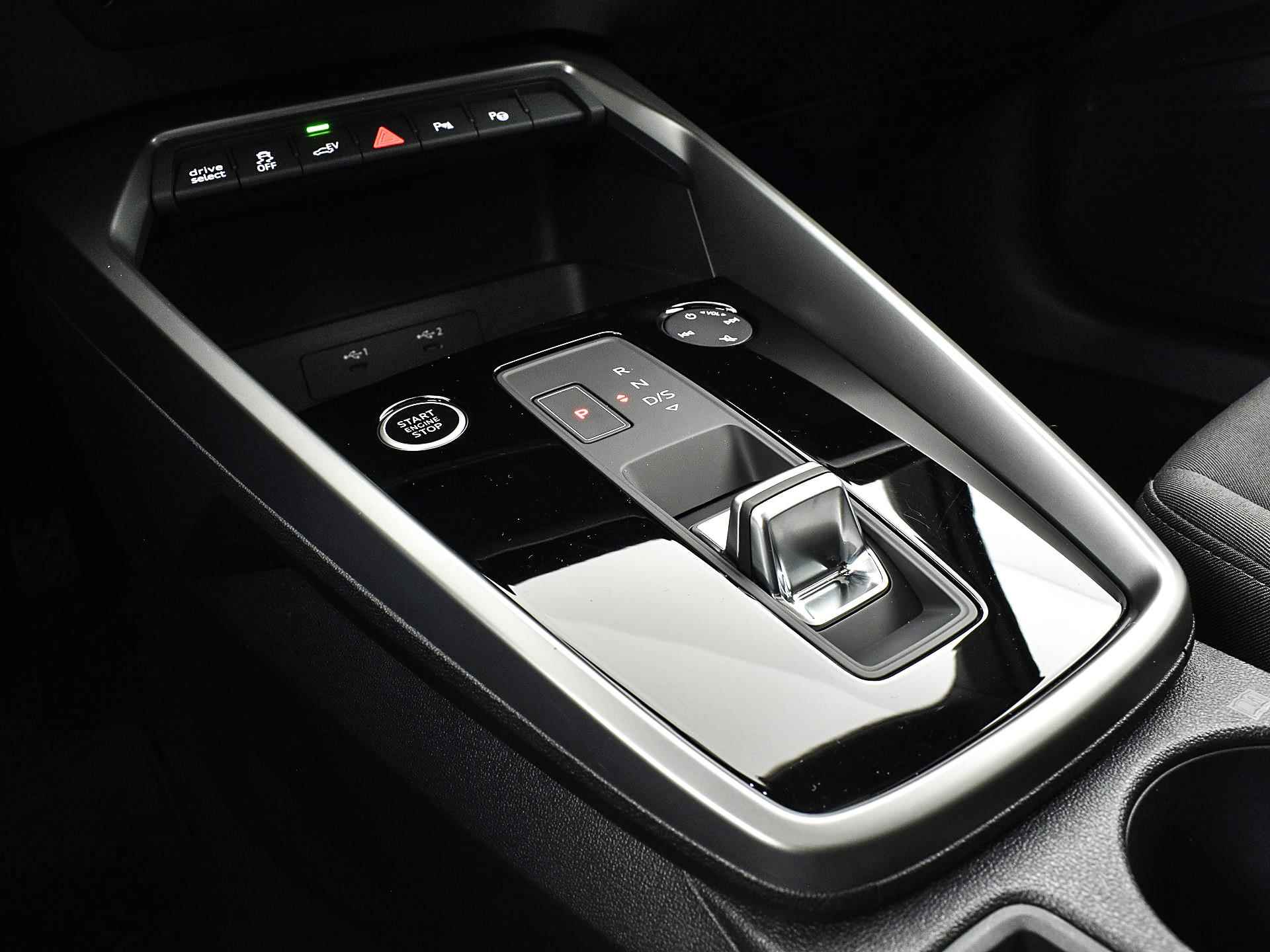 Audi A3 Sportback 40 TFSIe 204pk S-Tronic Business Edition | Panoramadak | Apple Car Play | Parkeerassistent | Elek. Achterklep | Cruise Control | P-Sensoren | Clima | 12 maanden BOVAG Garantie - 28/30