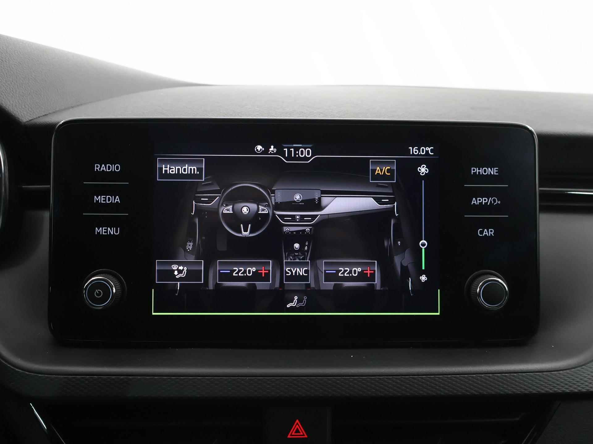 Skoda Scala 1.0 TSI Ambition | Climate Control | Parkeersensoren | Bluetooth | Trekhaak | Navigatie via CarPlay | Cruise Controle | NL Auto | - 25/40