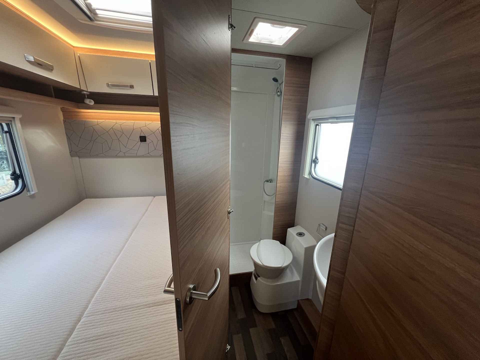 Weinsberg R58 CaraSuite 650 MF | Navigatie | Cruise | Trekhaak | Douche - 25/40