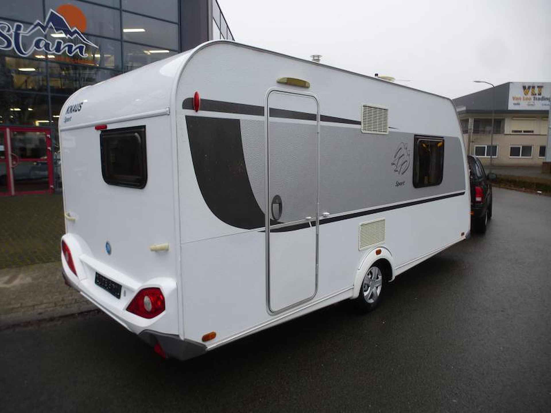 Knaus Sport 460 XB queens bed en mover - 4/14