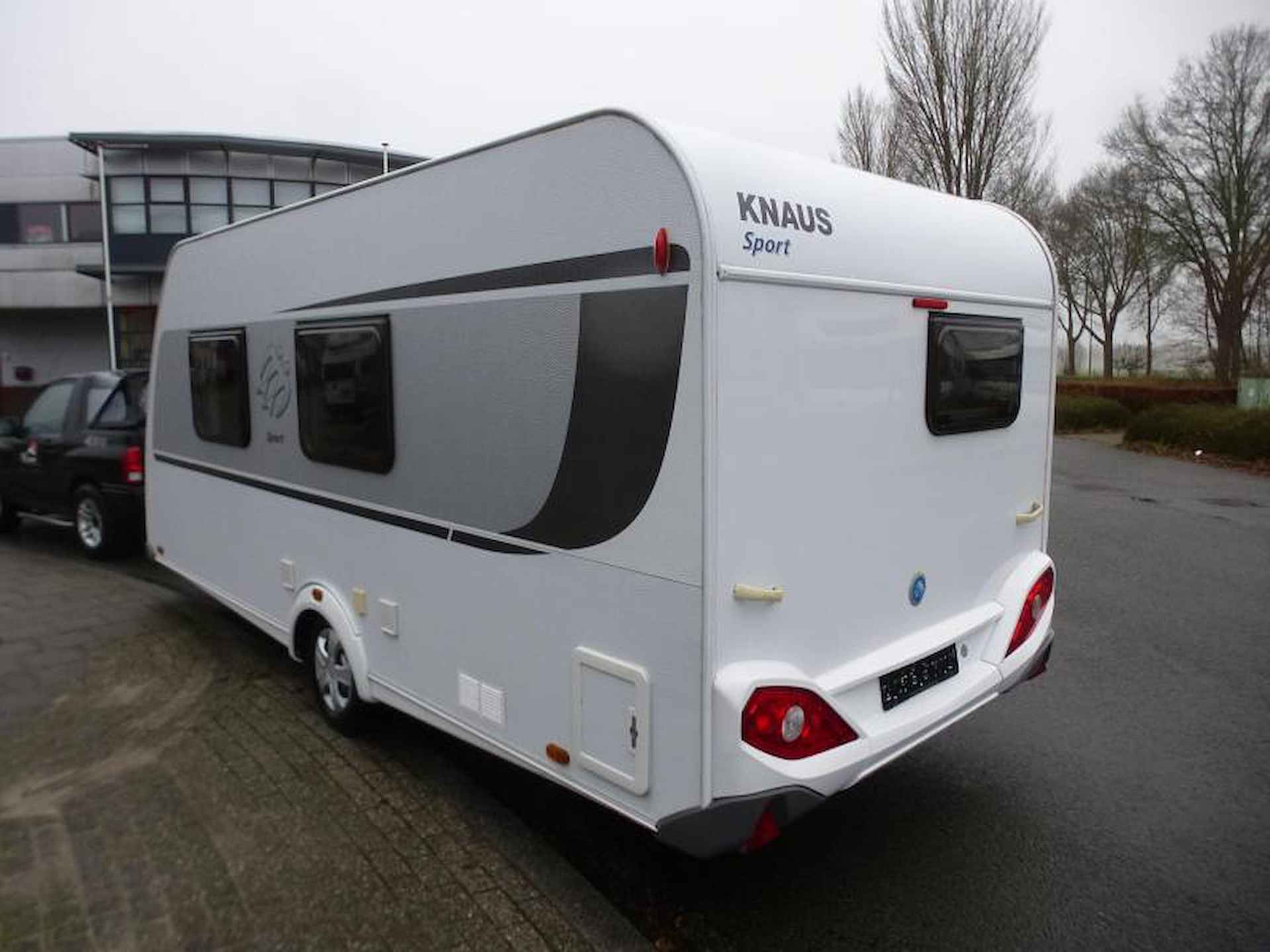 Knaus Sport 460 XB queens bed en mover - 5/14