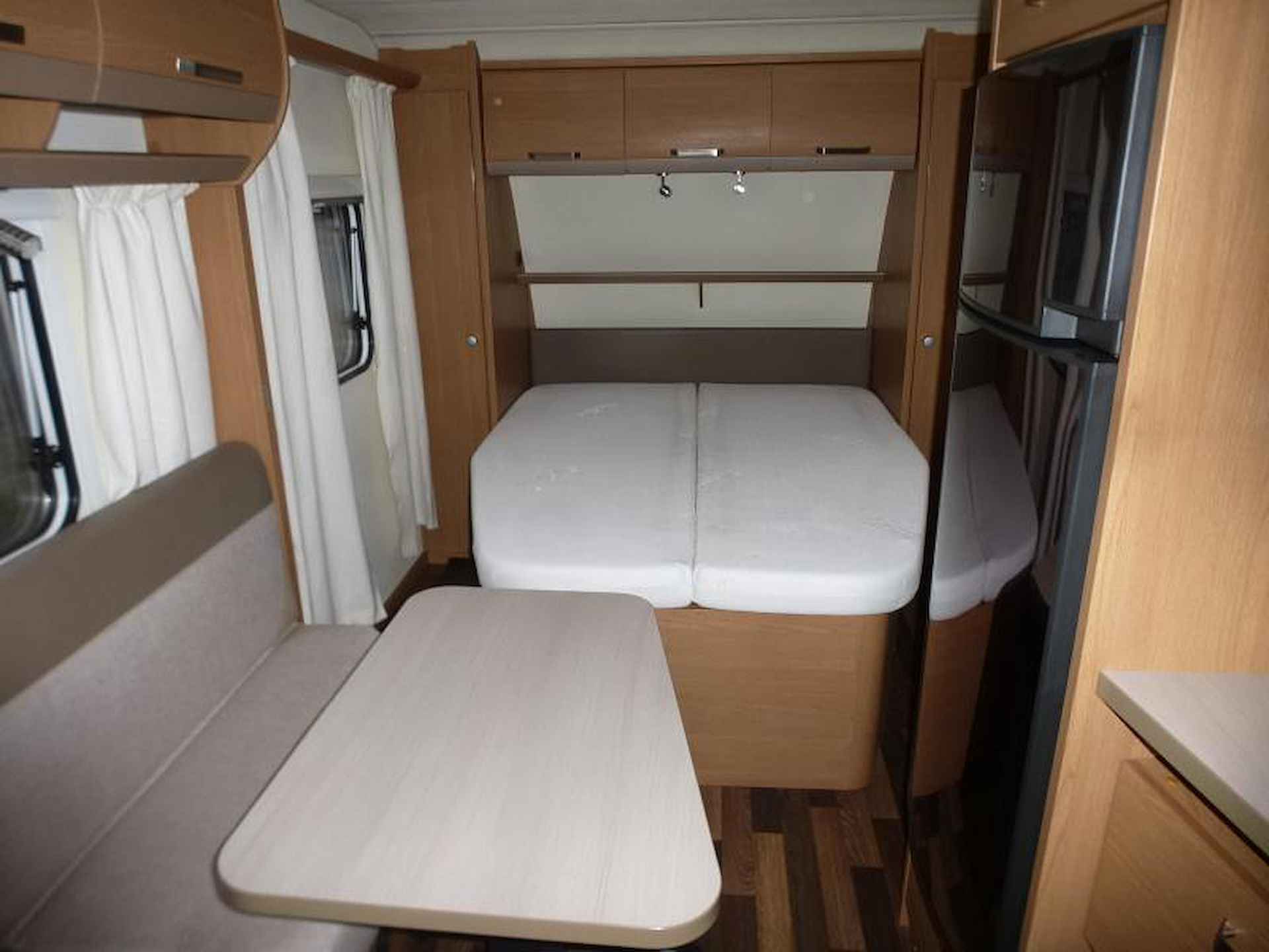 Knaus Sport 460 XB queens bed en mover - 8/14