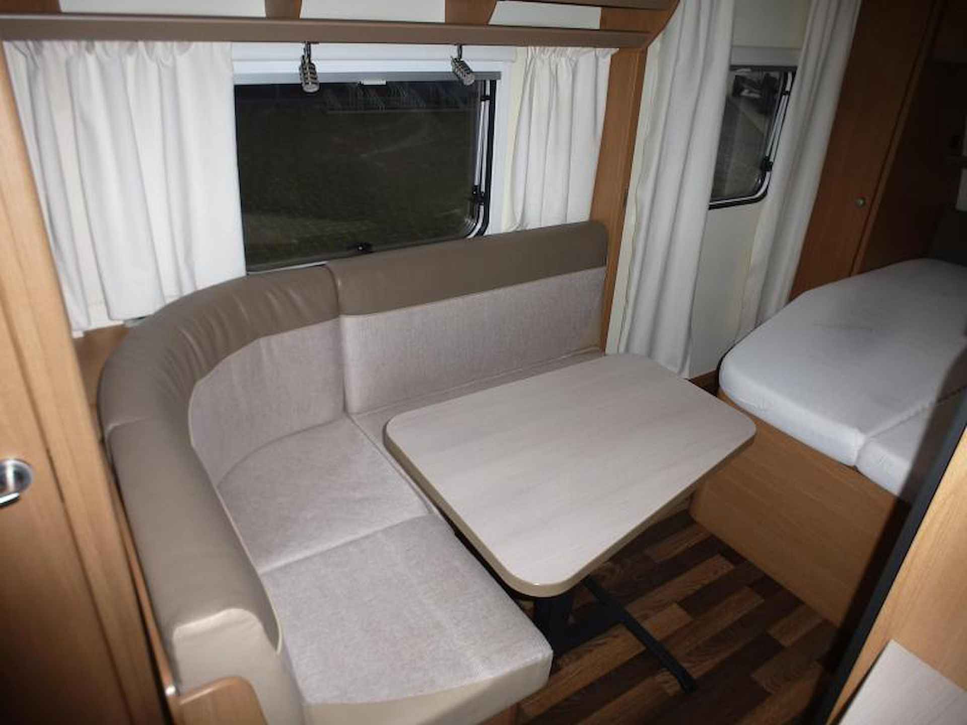 Knaus Sport 460 XB queens bed en mover - 10/14