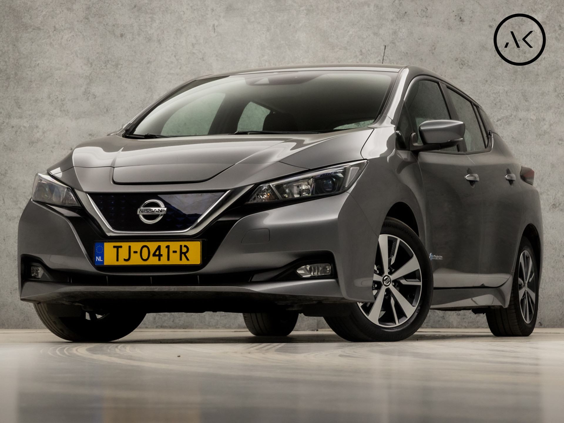 Nissan Leaf Acenta 40 kWh 150Pk Automaat (APPLE CARPLAY, GROOT NAVI, STOELVERWARMING, CAMERA, SPORTSTOELEN, ADAPTIVE CRUISE, DAB+, CRUISE, LM VELGEN, NIEUWE APK, NIEUWSTAAT)