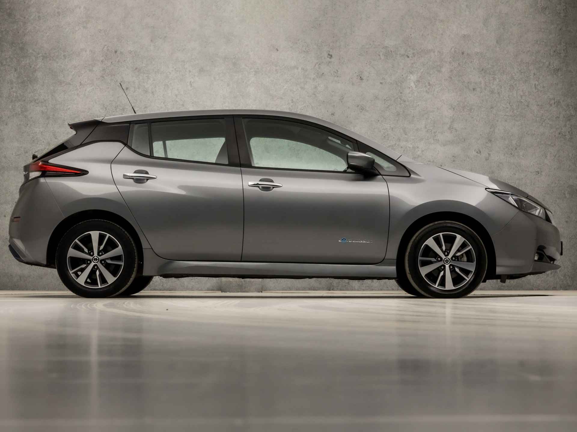 Nissan Leaf Acenta 40 kWh 150Pk Automaat (APPLE CARPLAY, GROOT NAVI, STOELVERWARMING, CAMERA, SPORTSTOELEN, ADAPTIVE CRUISE, DAB+, CRUISE, LM VELGEN, NIEUWE APK, NIEUWSTAAT) - 4/38