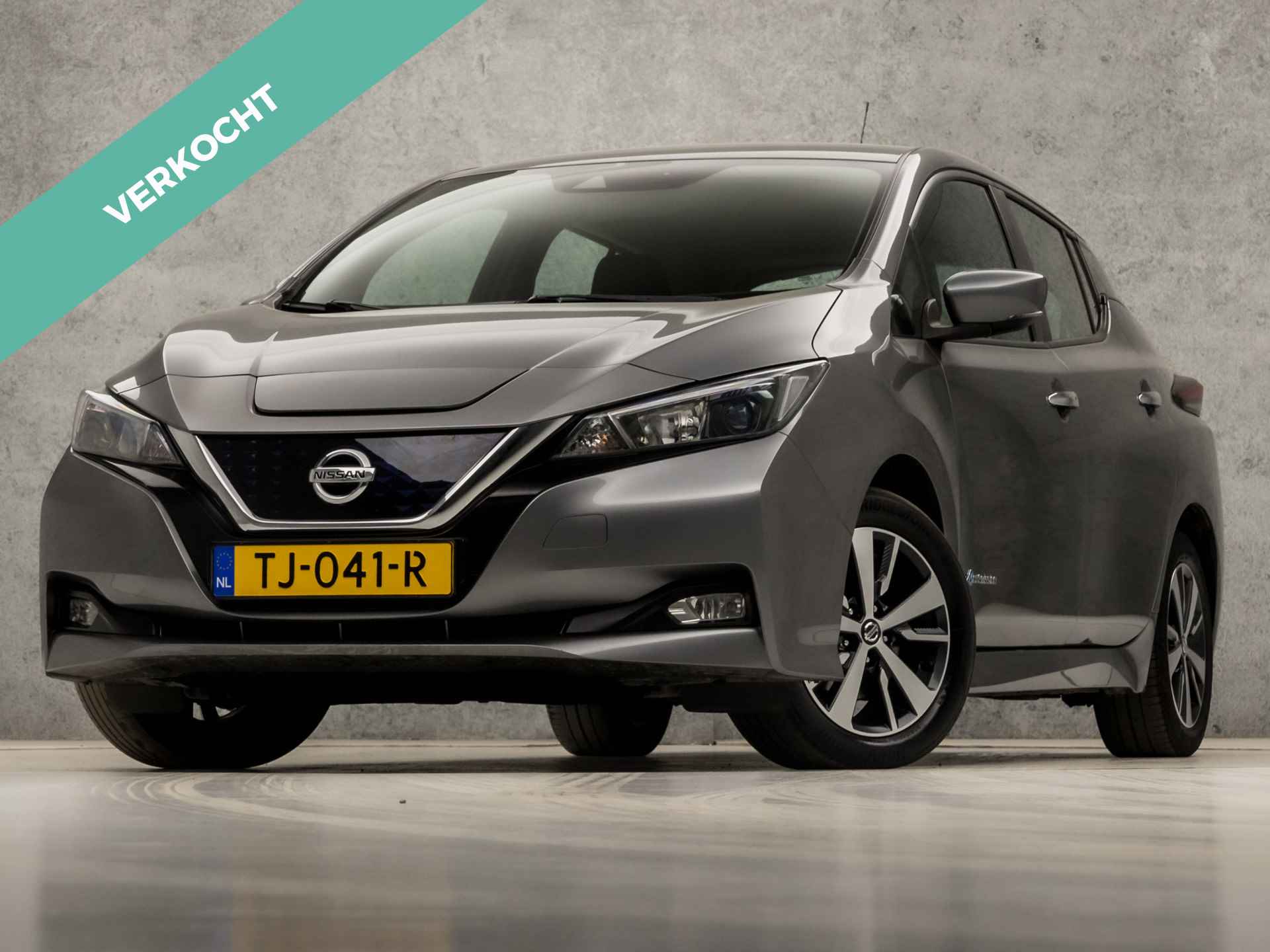 Nissan Leaf Acenta 40 kWh 150Pk Automaat (APPLE CARPLAY, GROOT NAVI, STOELVERWARMING, CAMERA, SPORTSTOELEN, ADAPTIVE CRUISE, DAB+, CRUISE, LM VELGEN, NIEUWE APK, NIEUWSTAAT) - 1/38