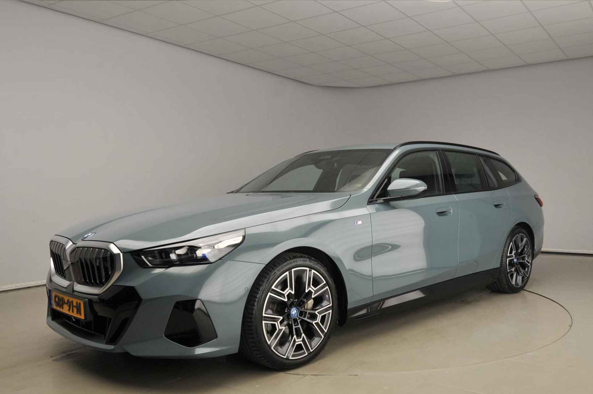 BMW i5 Touring eDrive40 | M-Sportpakket | LED | Navigatie | Sportstoelen | Stoelverwarming | DAB | Harman-kardon sound | Alu 20 inch - 45/45