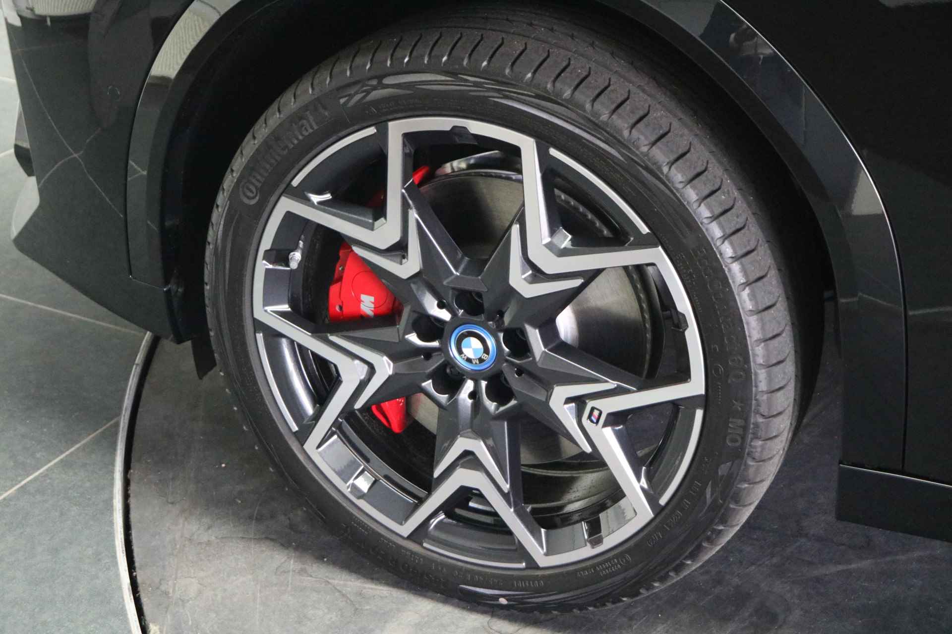 BMW iX2 xDrive30 M Sport 65kWh / Panoramadak / Trekhaak / Adaptieve LED / Parking Assistant Plus / Sportstoelen / Adaptief M Onderstel / Comfort Access - 7/19