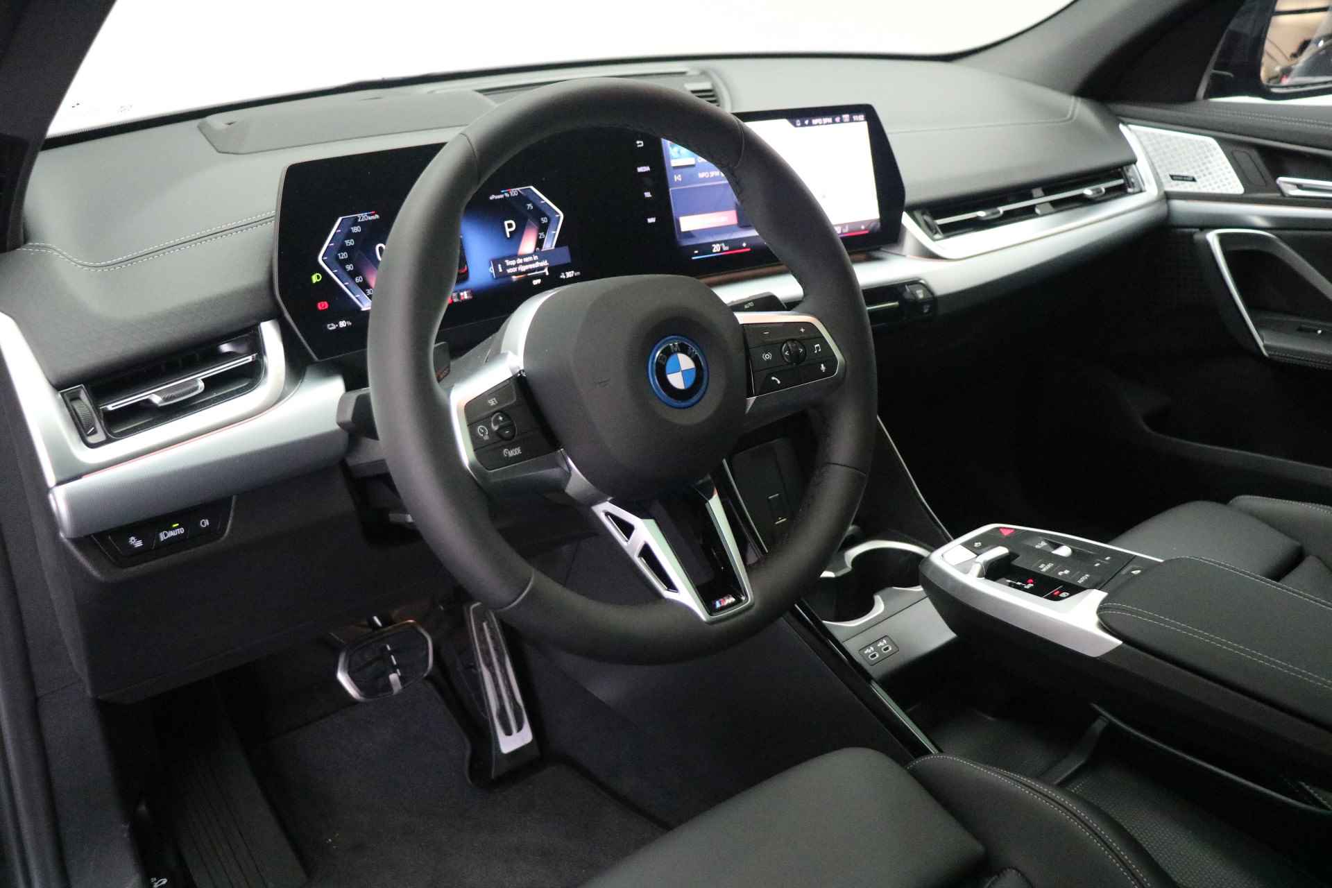 BMW iX2 xDrive30 M Sport 65kWh / Panoramadak / Trekhaak / Adaptieve LED / Parking Assistant Plus / Sportstoelen / Adaptief M Onderstel / Comfort Access - 8/19