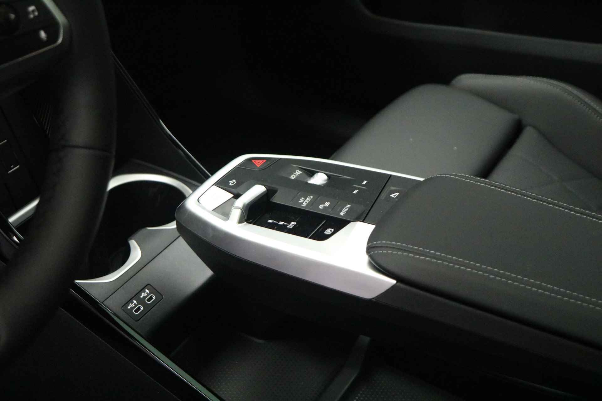 BMW iX2 xDrive30 M Sport 65kWh / Panoramadak / Trekhaak / Adaptieve LED / Parking Assistant Plus / Sportstoelen / Adaptief M Onderstel / Comfort Access - 10/19