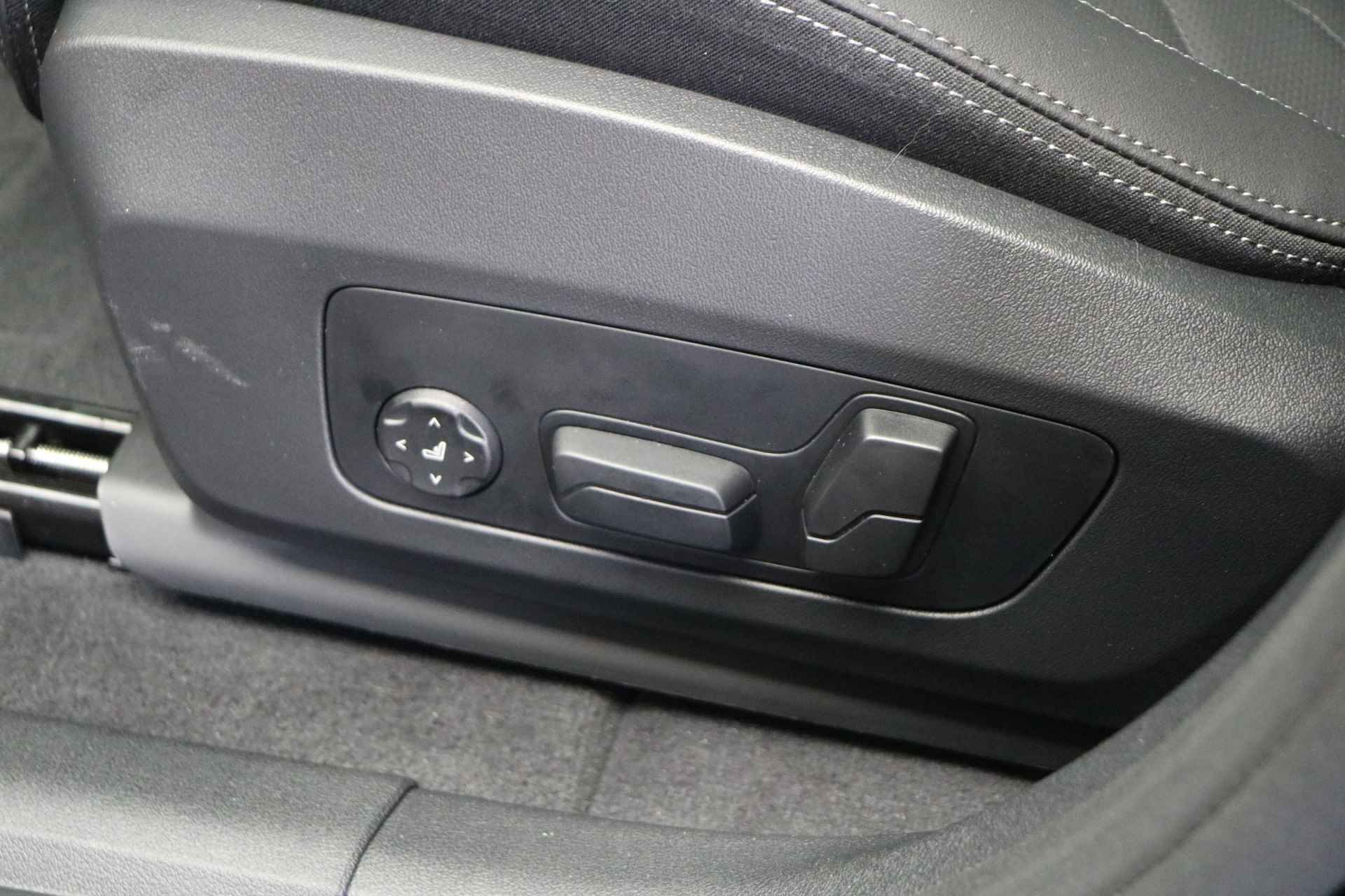 BMW iX2 xDrive30 M Sport 65kWh / Panoramadak / Trekhaak / Adaptieve LED / Parking Assistant Plus / Sportstoelen / Adaptief M Onderstel / Comfort Access - 12/19