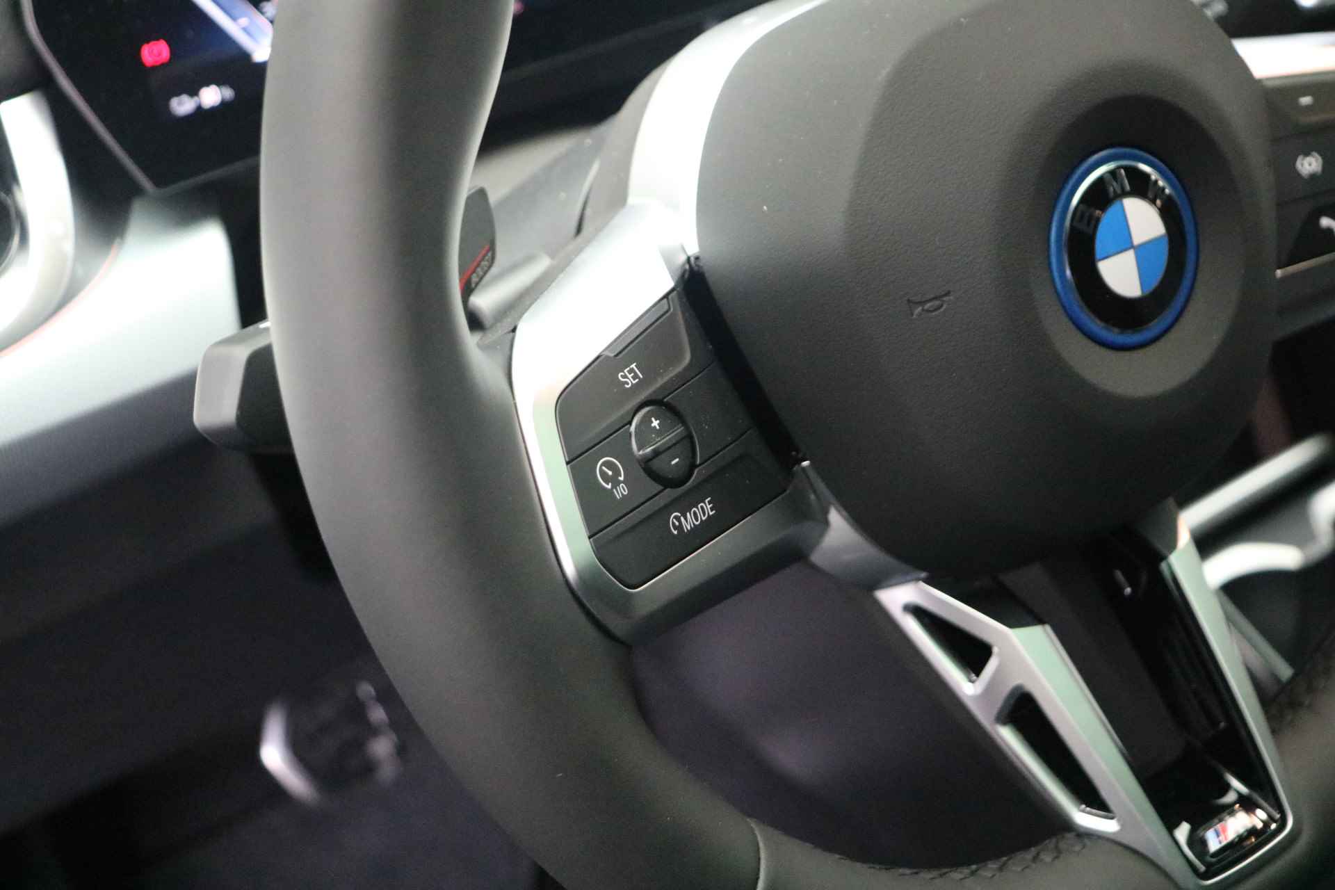 BMW iX2 xDrive30 M Sport 65kWh / Panoramadak / Trekhaak / Adaptieve LED / Parking Assistant Plus / Sportstoelen / Adaptief M Onderstel / Comfort Access - 13/19