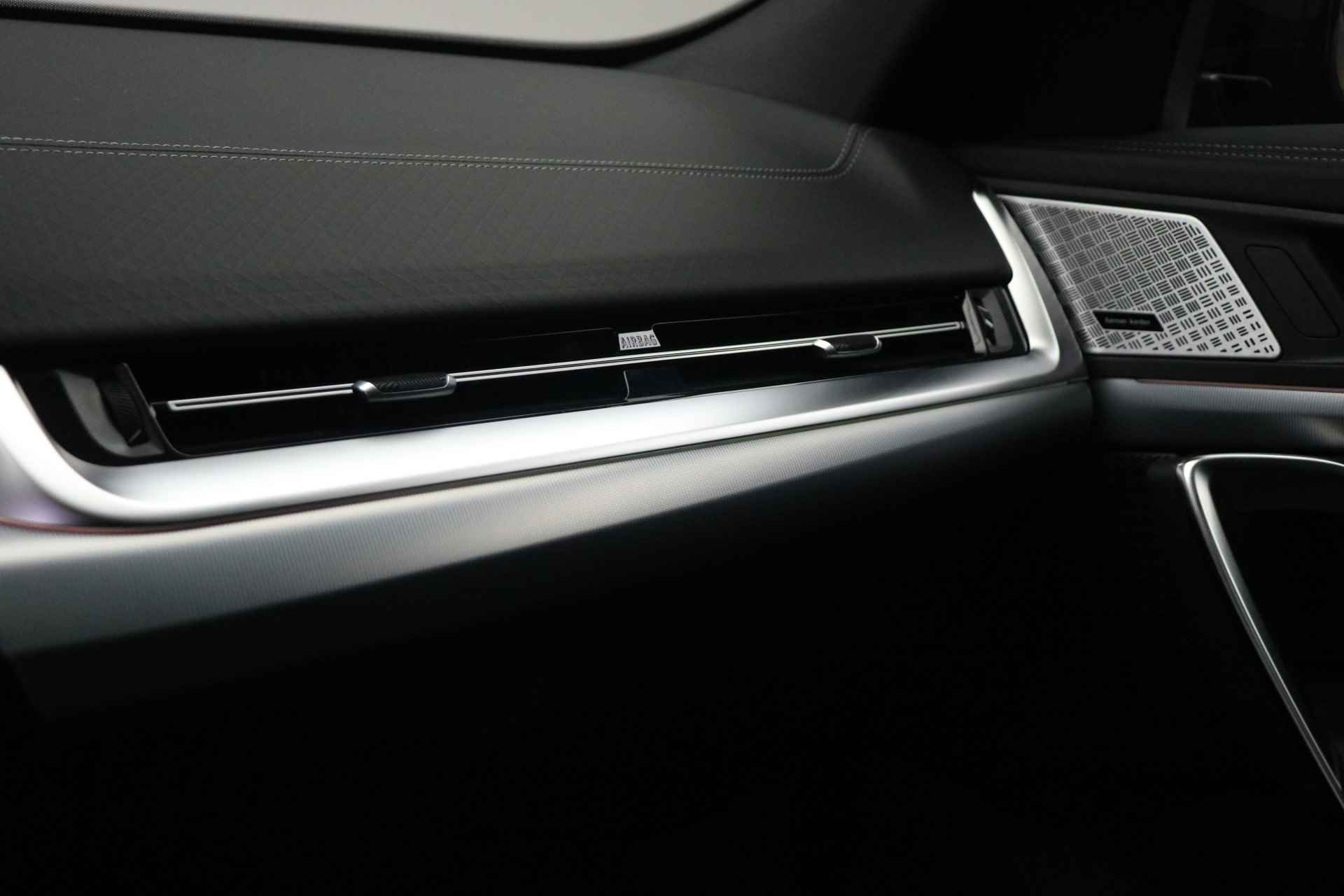 BMW iX2 xDrive30 M Sport 65kWh / Panoramadak / Trekhaak / Adaptieve LED / Parking Assistant Plus / Sportstoelen / Adaptief M Onderstel / Comfort Access - 16/19