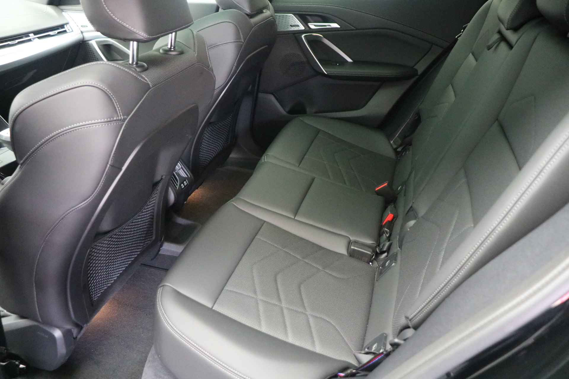 BMW iX2 xDrive30 M Sport 65kWh / Panoramadak / Trekhaak / Adaptieve LED / Parking Assistant Plus / Sportstoelen / Adaptief M Onderstel / Comfort Access - 17/19