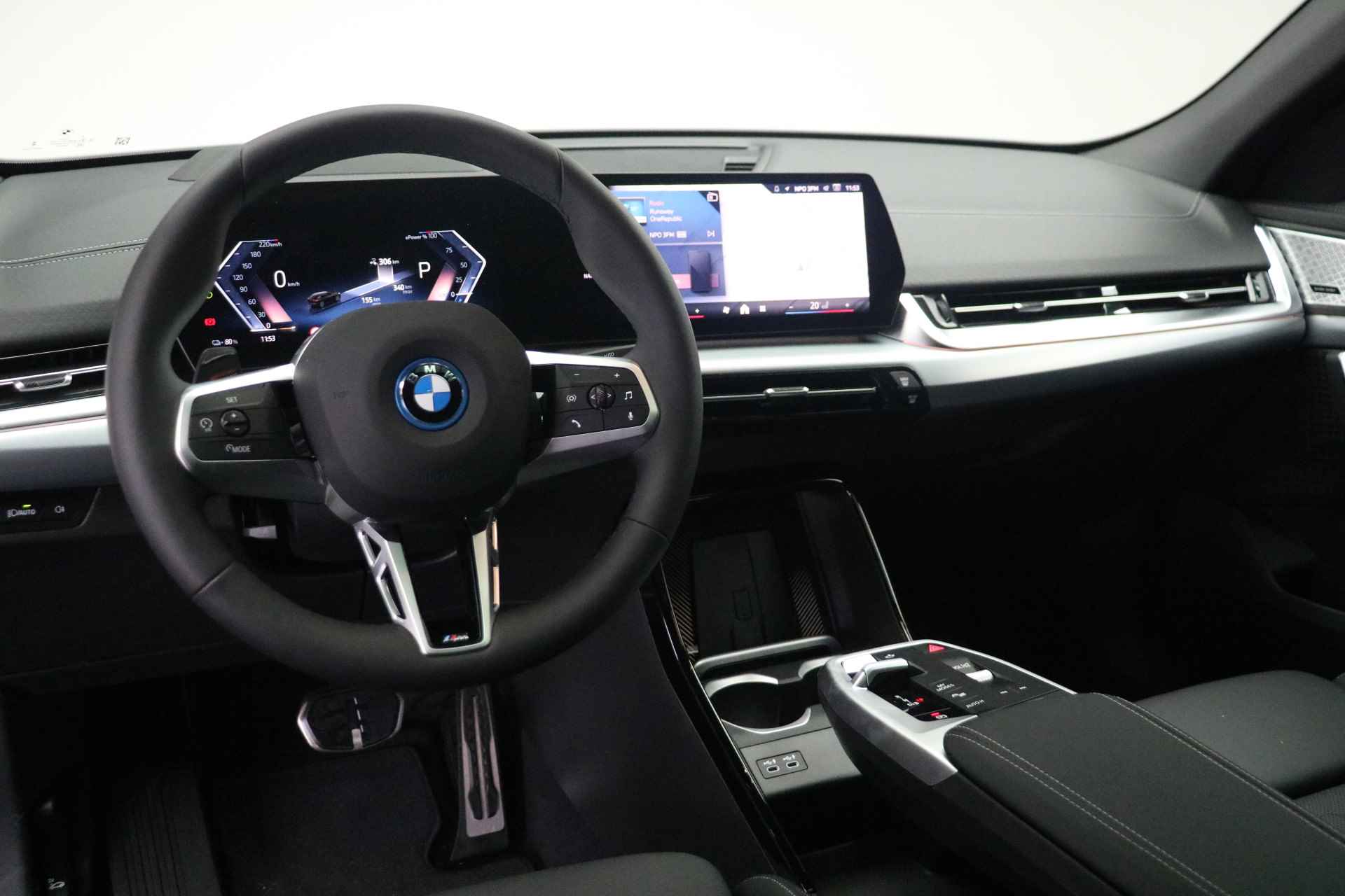 BMW iX2 xDrive30 M Sport 65kWh / Panoramadak / Trekhaak / Adaptieve LED / Parking Assistant Plus / Sportstoelen / Adaptief M Onderstel / Comfort Access - 18/19