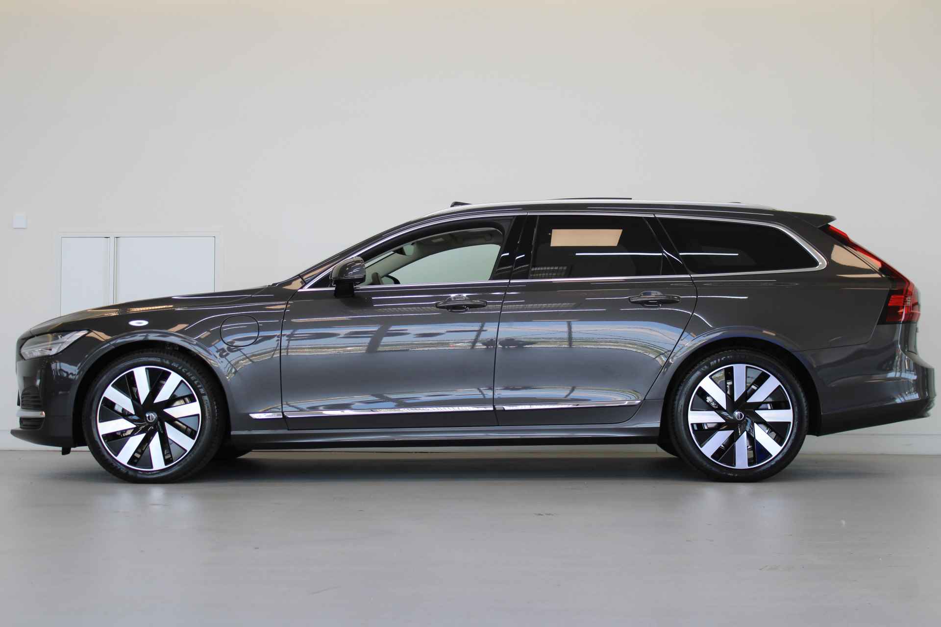 Volvo V90 T6 350PK AWD Plus Bright | Luchtvering | Panoramadak | Trekhaak | HK Audio | Comfortstoelen | Blis | Getint Glas - 2/70