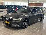 Volvo V60 T6 AWD Recharge Plus Dark | Schuifdak | Trekahaak | 360° Camera | Harman Kardon | Adaptieve Cruise Control | Voorverwarming met