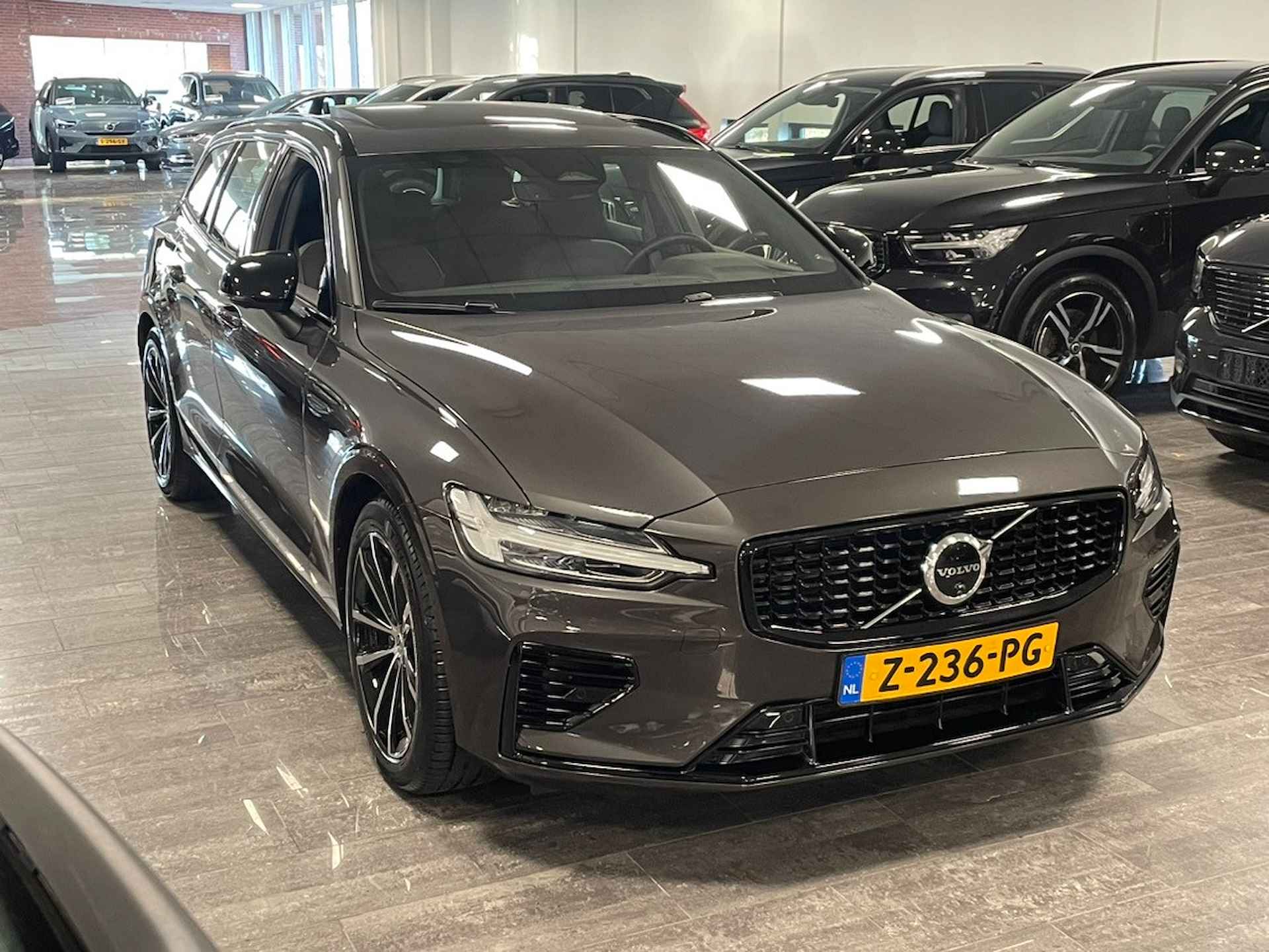 Volvo V60 T6 AWD Recharge Plus Dark | Schuifdak | Trekahaak | 360° Camera | Harman Kardon | Adaptieve Cruise Control | Voorverwarming met - 2/38