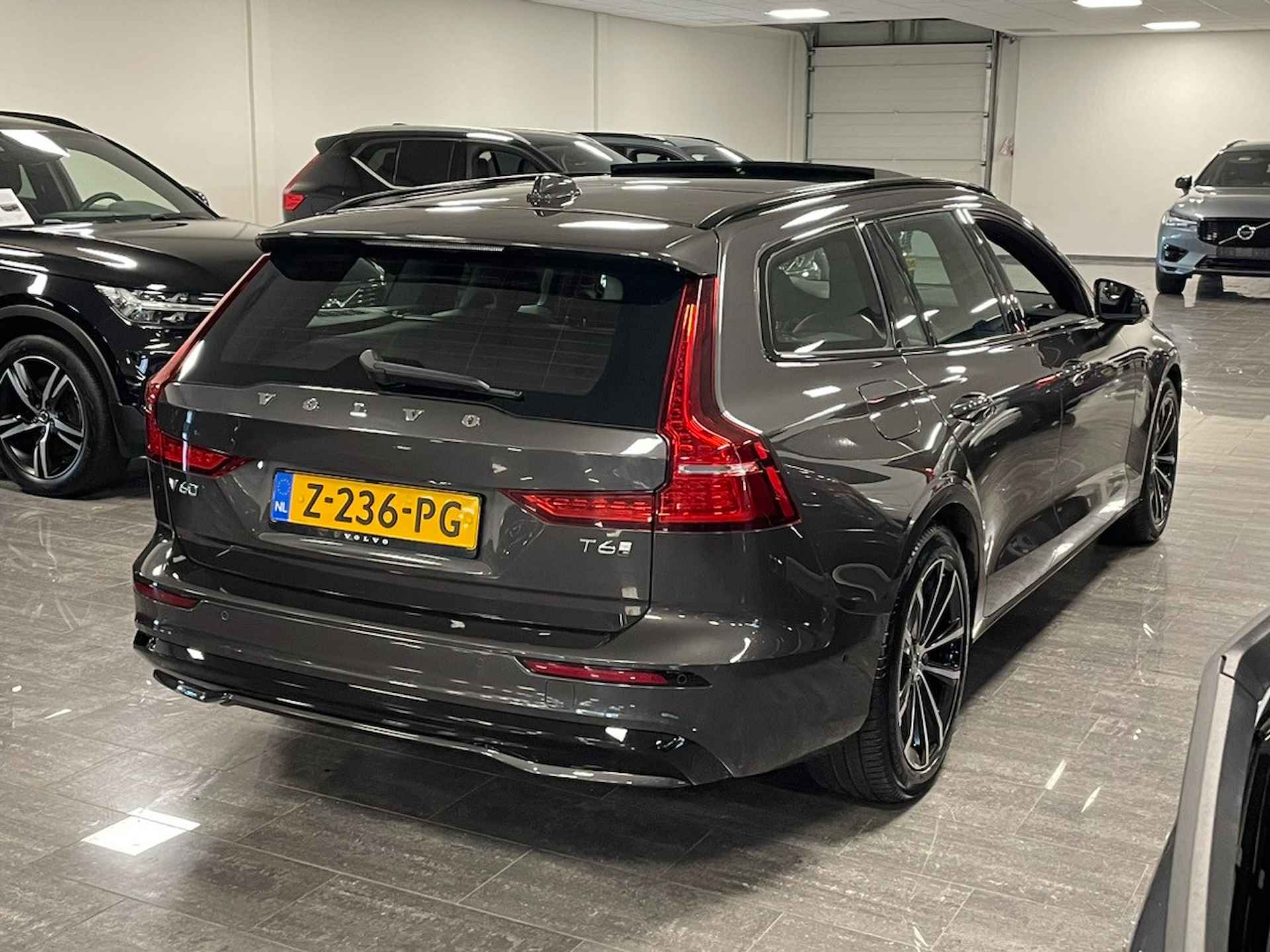 Volvo V60 T6 AWD Recharge Plus Dark | Schuifdak | Trekahaak | 360° Camera | Harman Kardon | Adaptieve Cruise Control | Voorverwarming met - 3/38