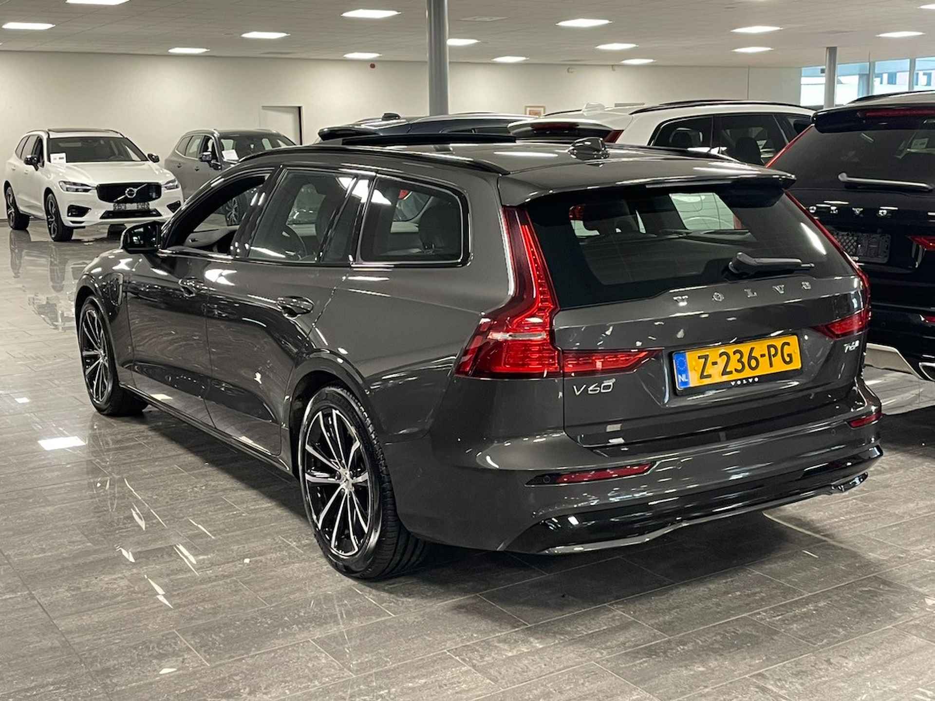 Volvo V60 T6 AWD Recharge Plus Dark | Schuifdak | Trekahaak | 360° Camera | Harman Kardon | Adaptieve Cruise Control | Voorverwarming met - 4/38