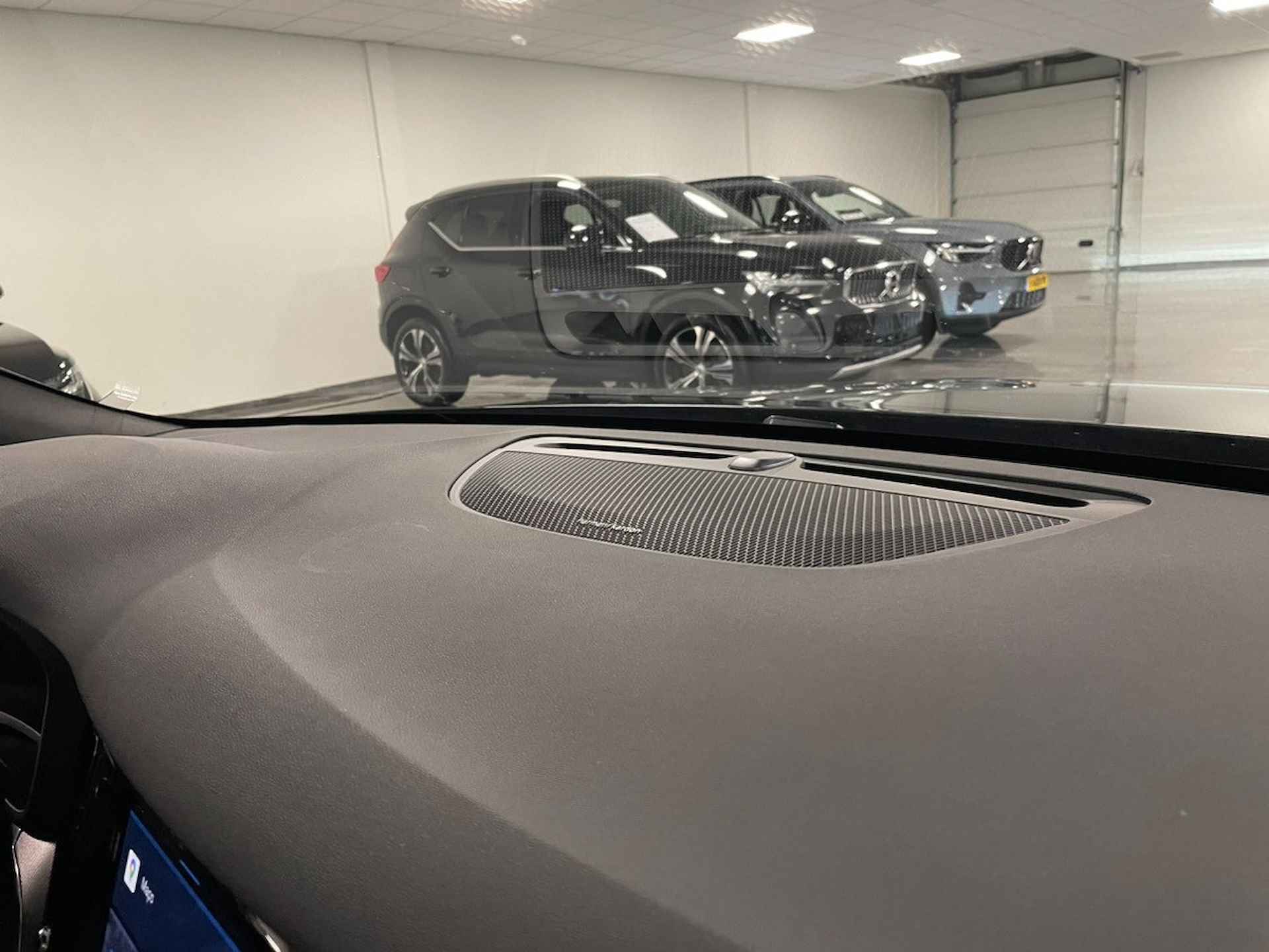 Volvo V60 T6 AWD Recharge Plus Dark | Schuifdak | Trekahaak | 360° Camera | Harman Kardon | Adaptieve Cruise Control | Voorverwarming met - 37/38