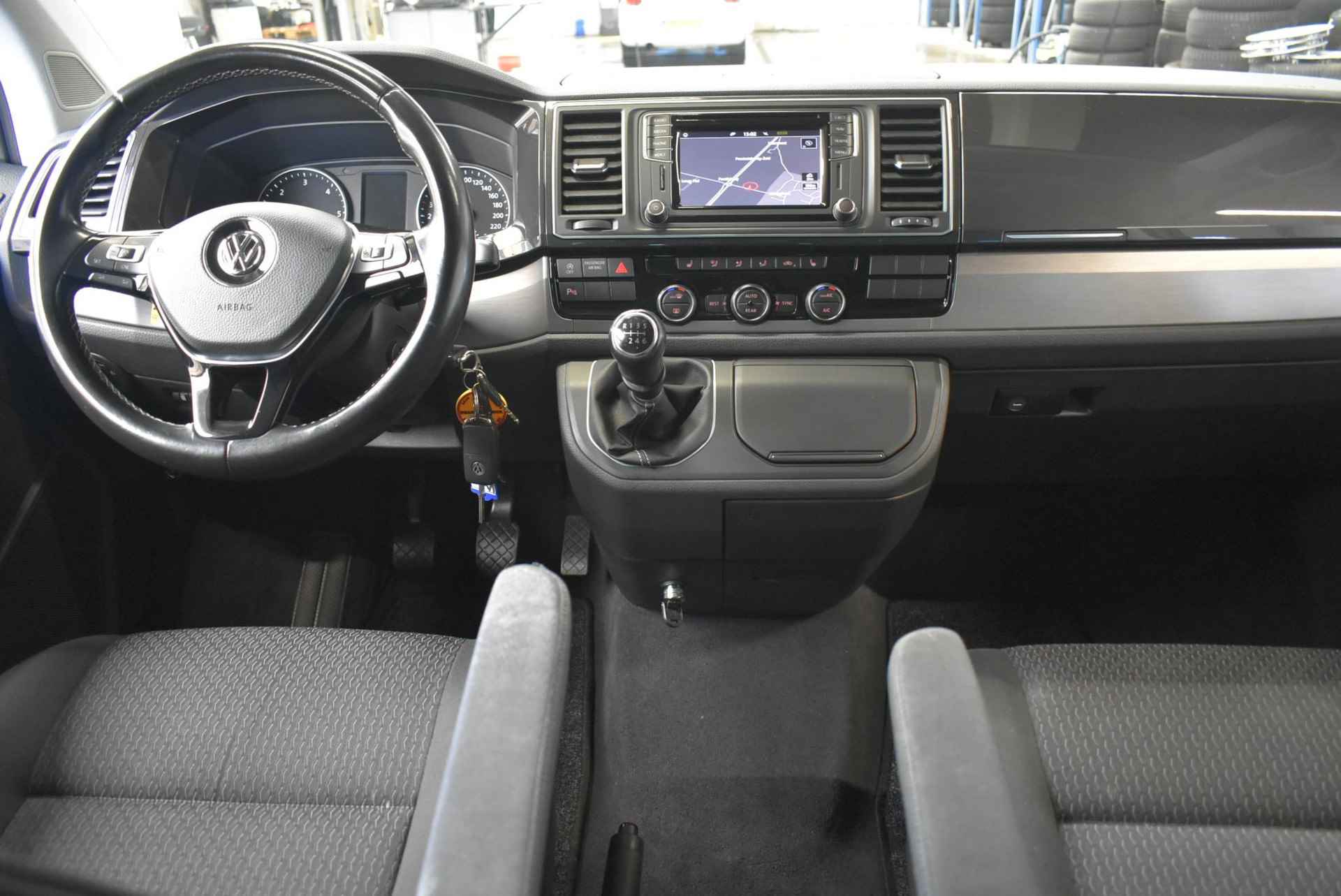 Volkswagen T6 California Beach Edition 150pk H6 Camper LED koplampen, 17" LMV, 5 zits, hef dak, navigatie, climatronic, stoelverw, boven en onder slapen, afn trekhaak, draaibare voorstoelen, armleuningen, lendesteun, multifunctioneel lederen stuurwiel, cruise control, pdc parkeersensoren voor en achter, privacy glas extra getint vanaf de b stijl, klap tafel, mistlampen voor bumpers in kleur, goed onderhouden camper in goede staat, opberg tassen, opberg kast, opbergruimte onder verschuifbare achterbank met 3 zitplaatsen en 3 3-punts gordels. - 3/37