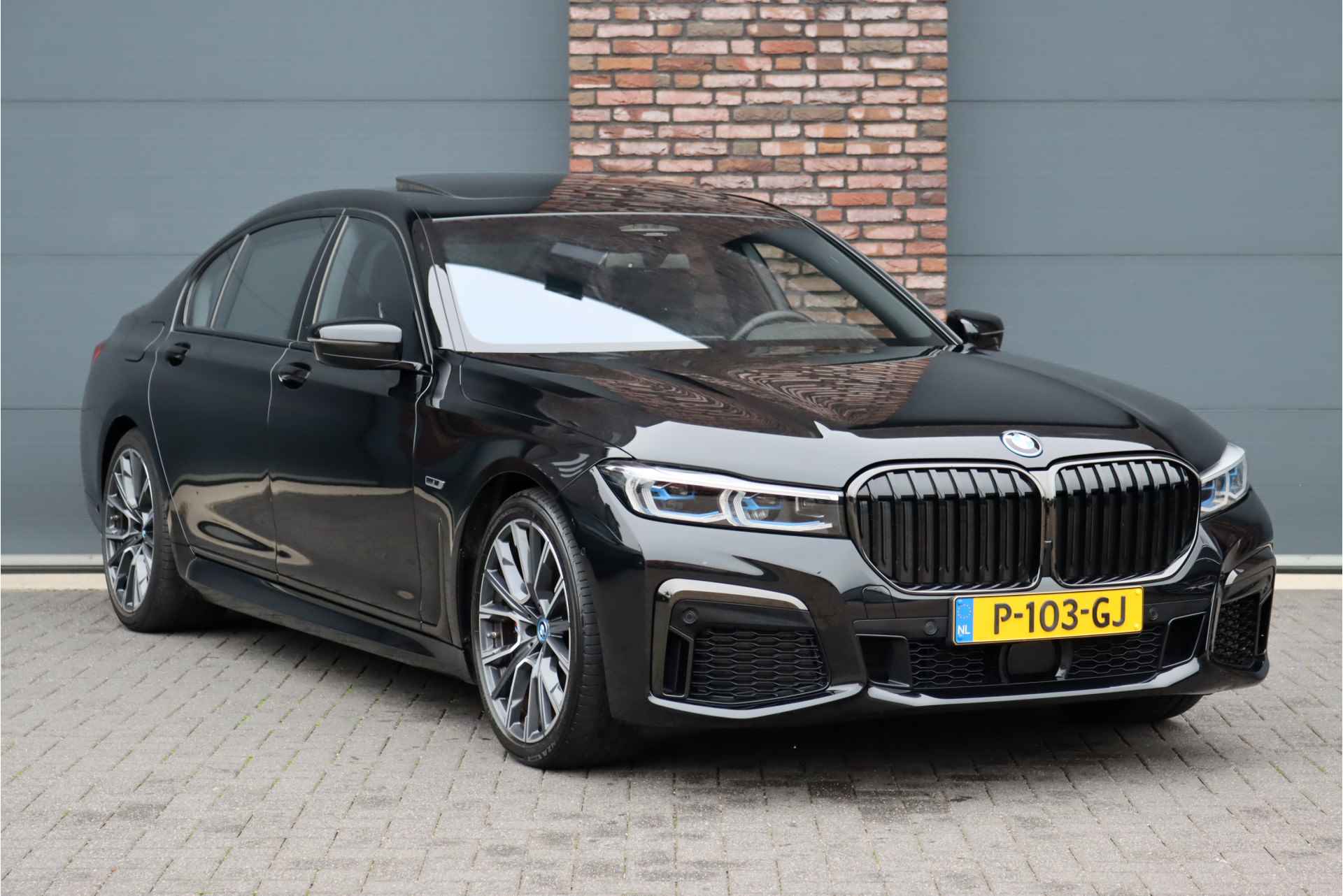 BMW 7 Serie 745Le M Sport High Executive Aut8 | Schuifdak | Luchtvering | Achterasbesturing | Adaptieve Cruise Control | Massage V+A | Zonnescherm Zijruiten | Harman&Kardon | Verwarmd Stuurwiel | Stoelventilatie | Soft-Close | HUD | Laserl - 4/48