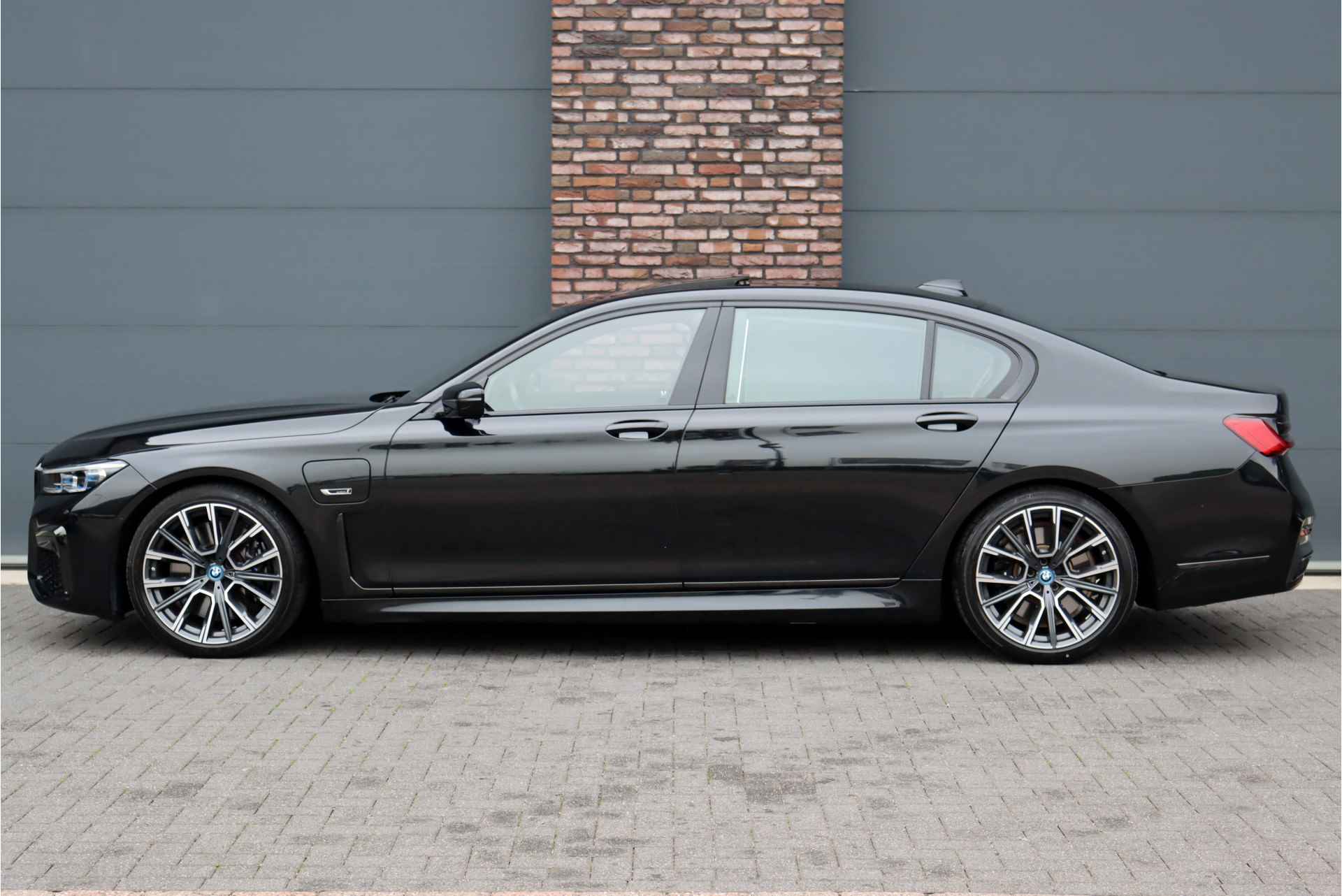 BMW 7 Serie 745Le M Sport High Executive Aut8 | Schuifdak | Luchtvering | Achterasbesturing | Adaptieve Cruise Control | Massage V+A | Zonnescherm Zijruiten | Harman&Kardon | Verwarmd Stuurwiel | Stoelventilatie | Soft-Close | HUD | Laserl - 10/48