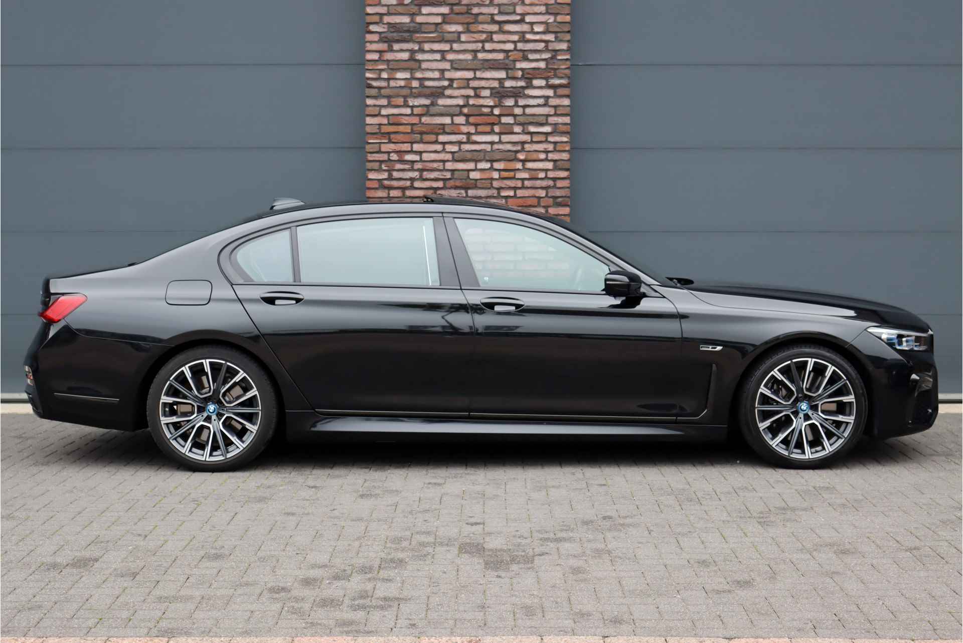 BMW 7 Serie 745Le M Sport High Executive Aut8 | Schuifdak | Luchtvering | Achterasbesturing | Adaptieve Cruise Control | Massage V+A | Zonnescherm Zijruiten | Harman&Kardon | Verwarmd Stuurwiel | Stoelventilatie | Soft-Close | HUD | Laserl - 12/48