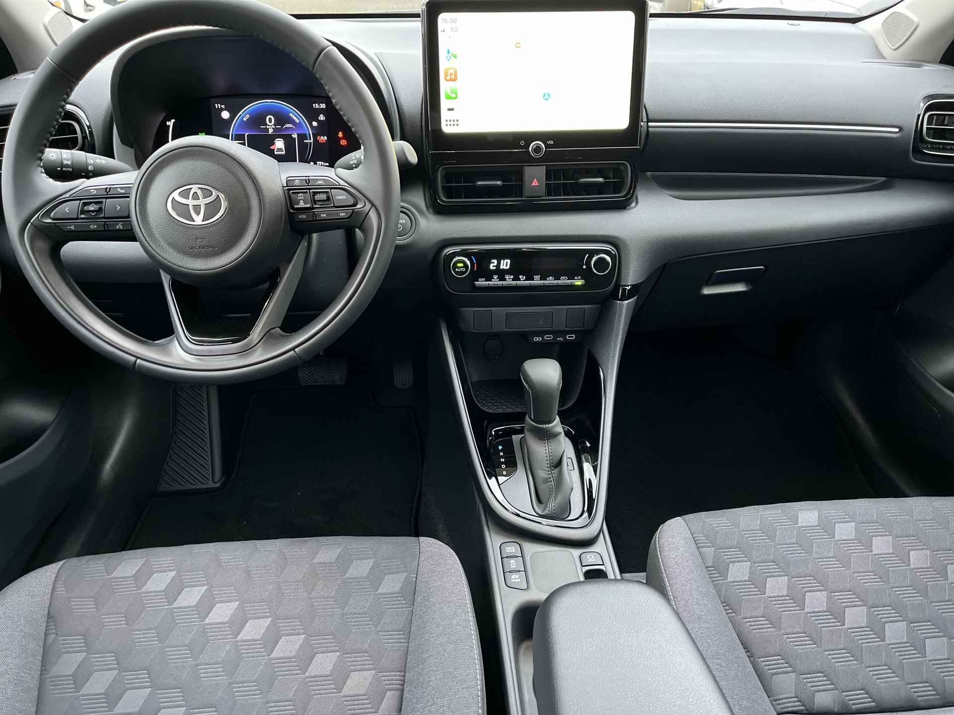 Toyota Yaris Hybrid 115 First Edition | Modeljaar 2024 | Demonstratie auto | Emotional red | - 11/25