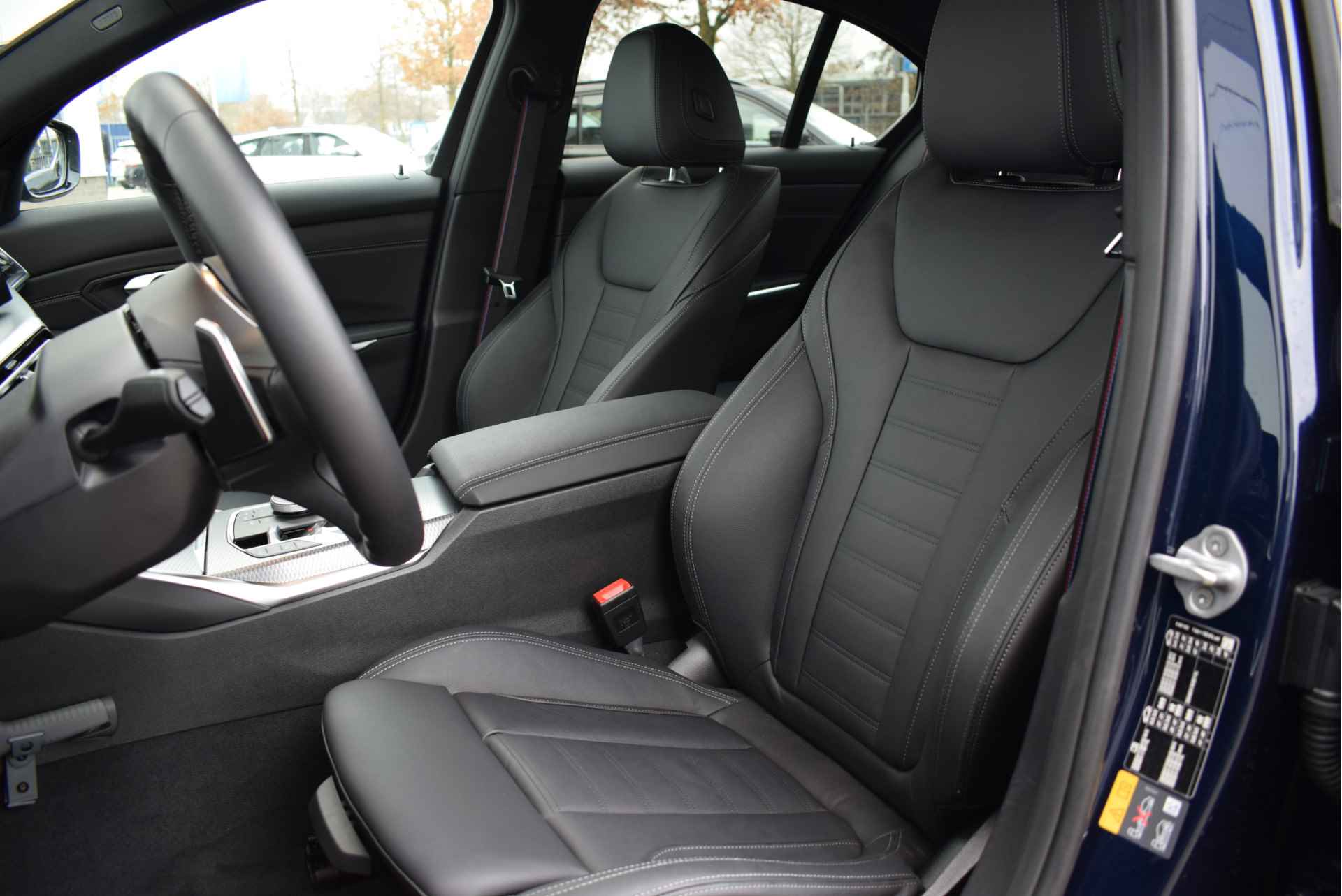 BMW 3-serie 320e High Executive M Sport Automaat / Schuif-kanteldak / Trekhaak / Sportstoelen / Active Cruise Control / Adaptieve LED / Parking Assistant / Comfort Access / Leder - 5/35
