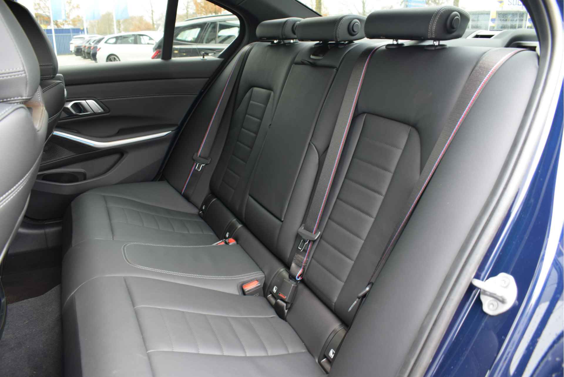 BMW 3-serie 320e High Executive M Sport Automaat / Schuif-kanteldak / Trekhaak / Sportstoelen / Active Cruise Control / Adaptieve LED / Parking Assistant / Comfort Access / Leder - 6/35