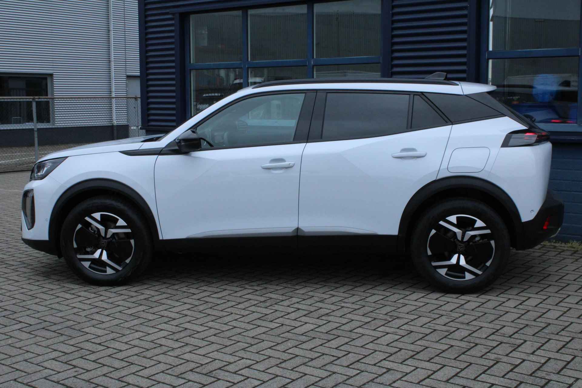 Peugeot 2008 1.2 Hybrid 136 Allure - 2/31