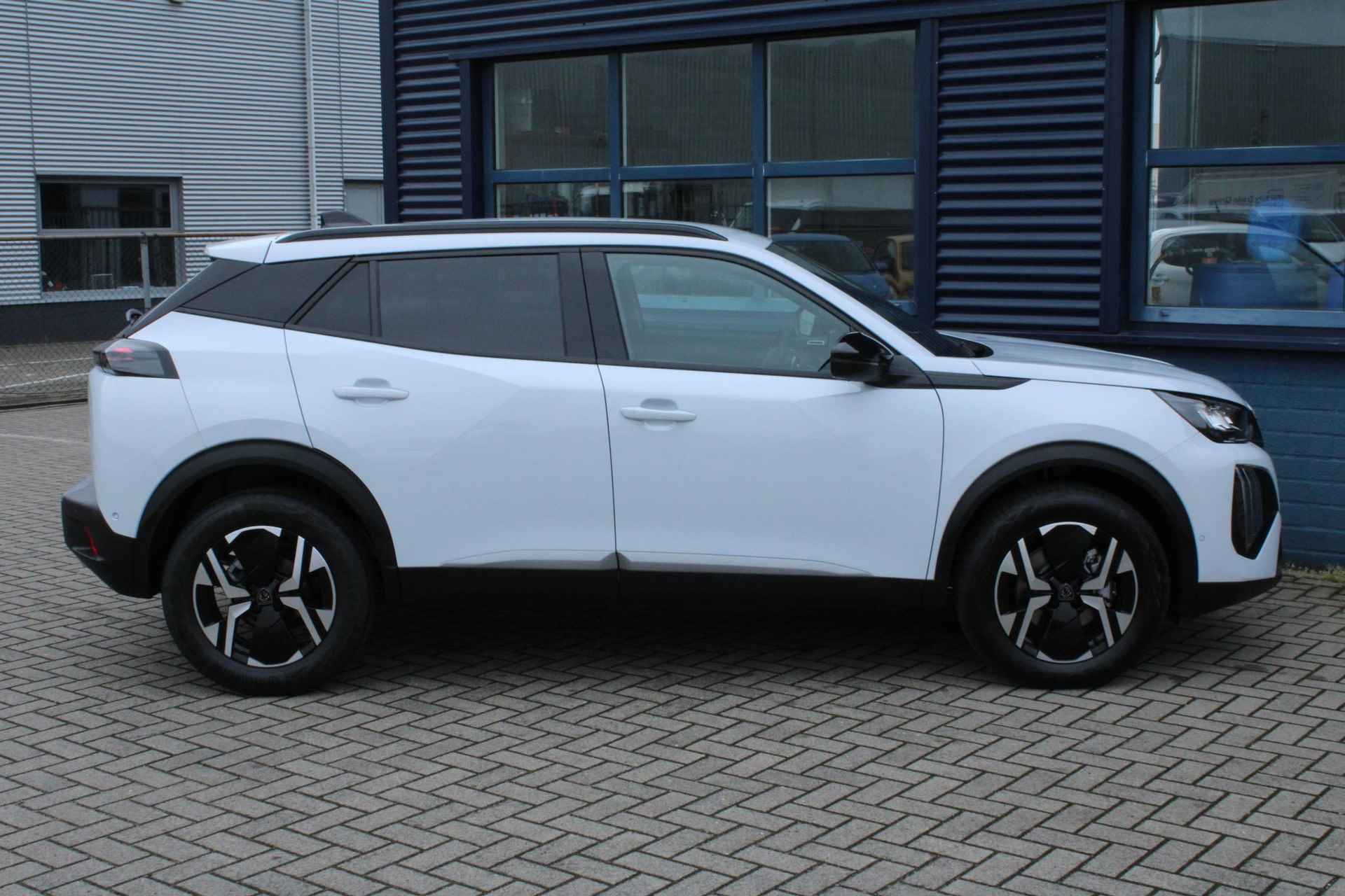 Peugeot 2008 1.2 Hybrid 136 Allure - 28/31